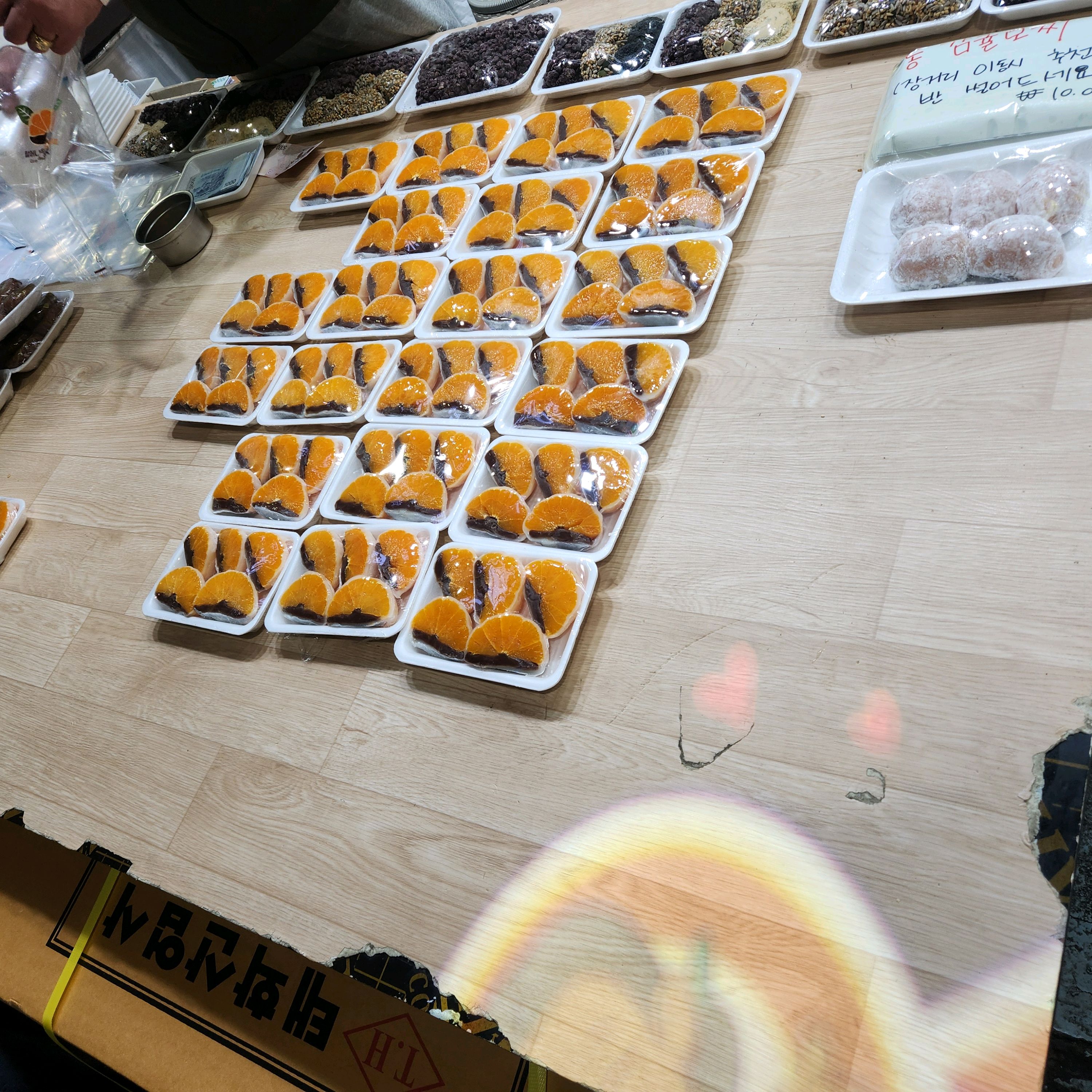 남들 줄서있기래 같이 줄서서 보니 과일모찌 파는곳이였다 - 제주 맛집 할머니떡집 오메기떡