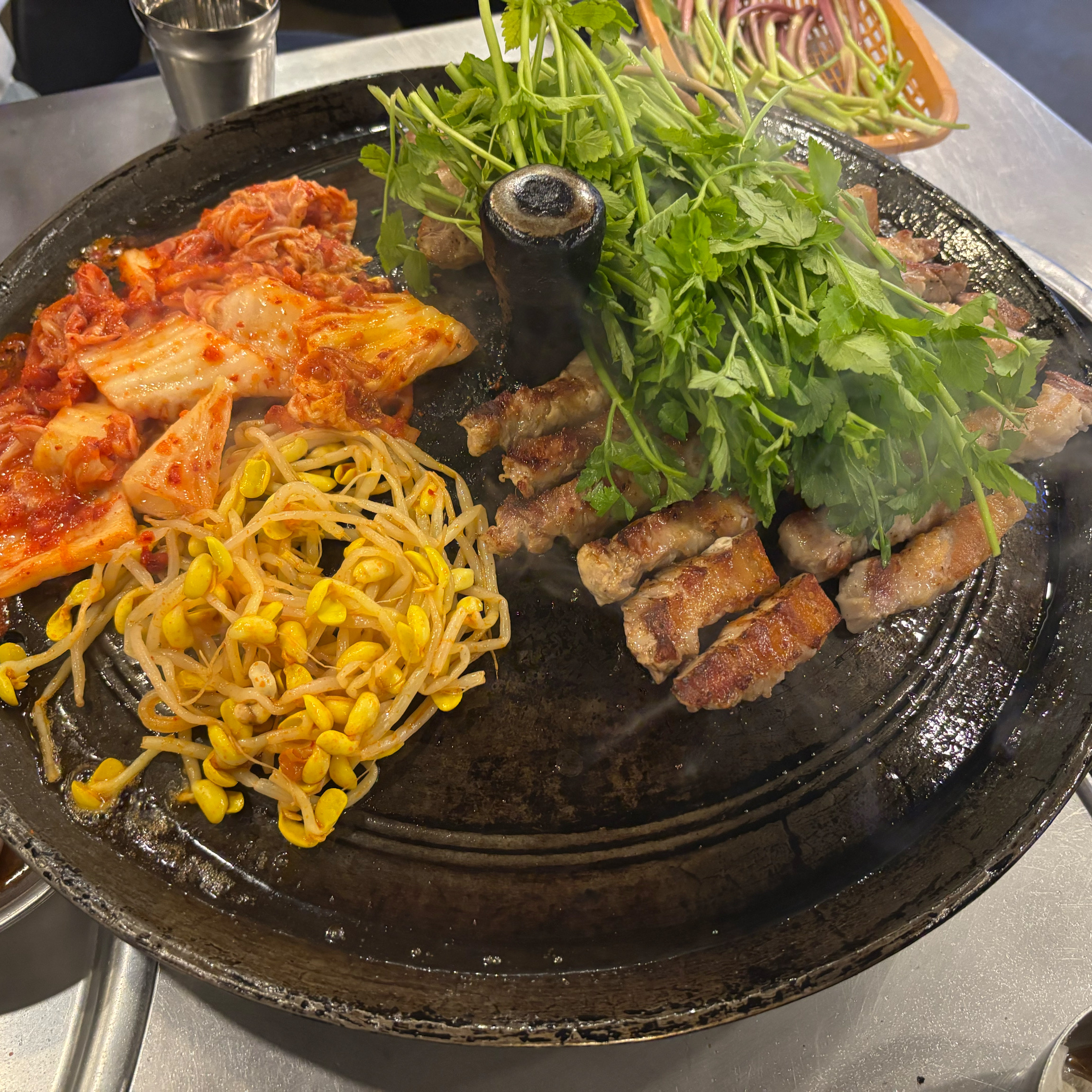 삼겹살, 목살 둘다 너무 맛있고 반찬 구성이 넘 좋네요👍👍 추천이에요😊 - 인천 맛집 목구멍 인천부평삼산점