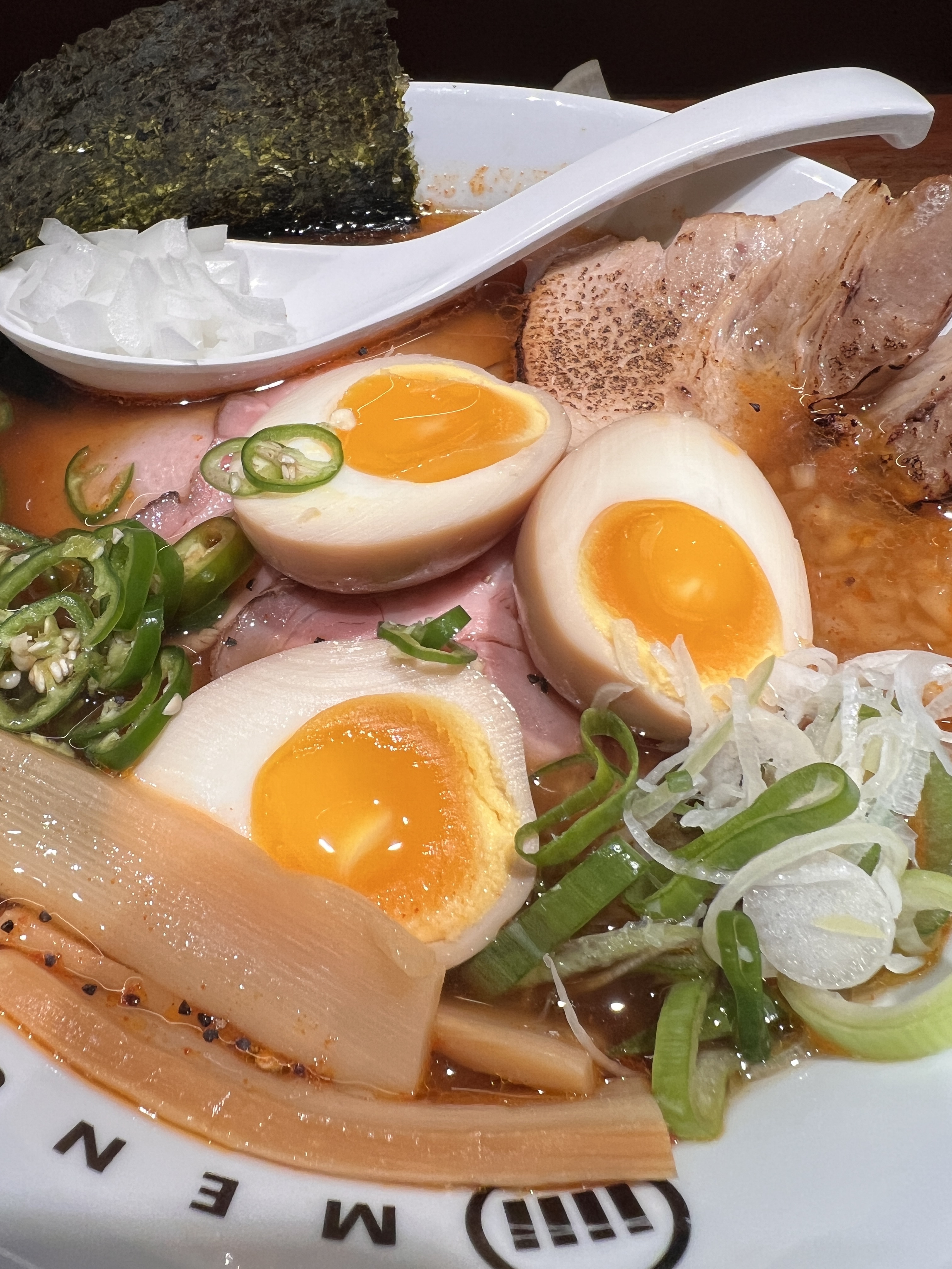매장이 깨끗하고 단정해요. - 압구정 맛집 멘츠루 신사점