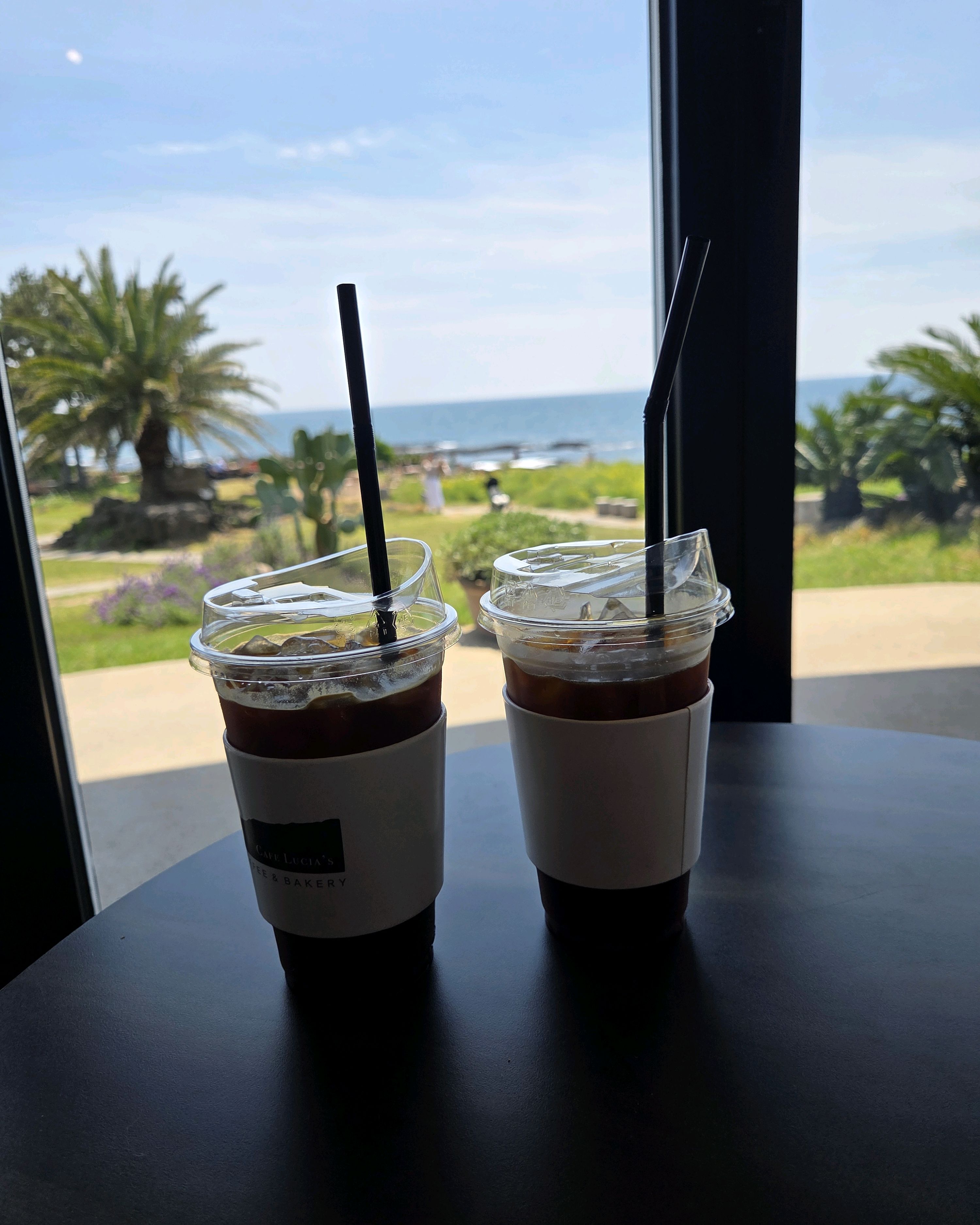 바다뷰에 확트인 전망에 사람들도 많고 쉬어가기 딱 좋은곳인듯합니다. 커피도 물론 맛있어