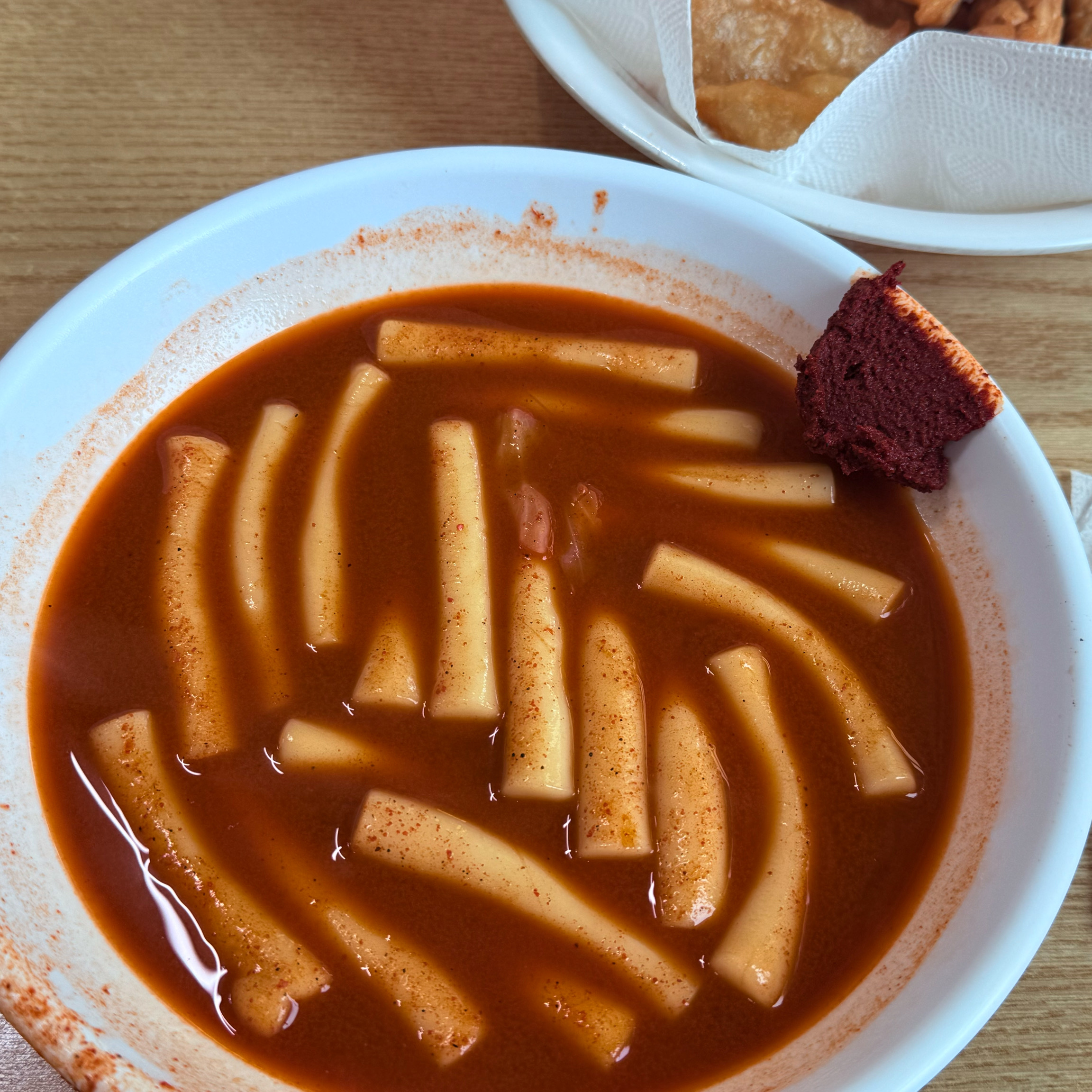 매운데 맛있어요! 주차는 조금 힘들지만 한달에 한번은 꼭 와서 먹는것 같아요!! - 대구 맛집 윤옥연할매떡볶이 본점