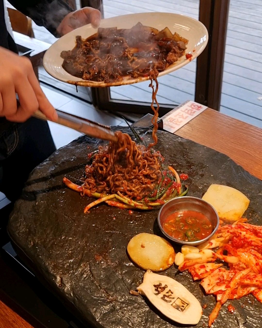 돌판에 고기 구워 먹는 게 좋네요 - 인천 맛집 석돈