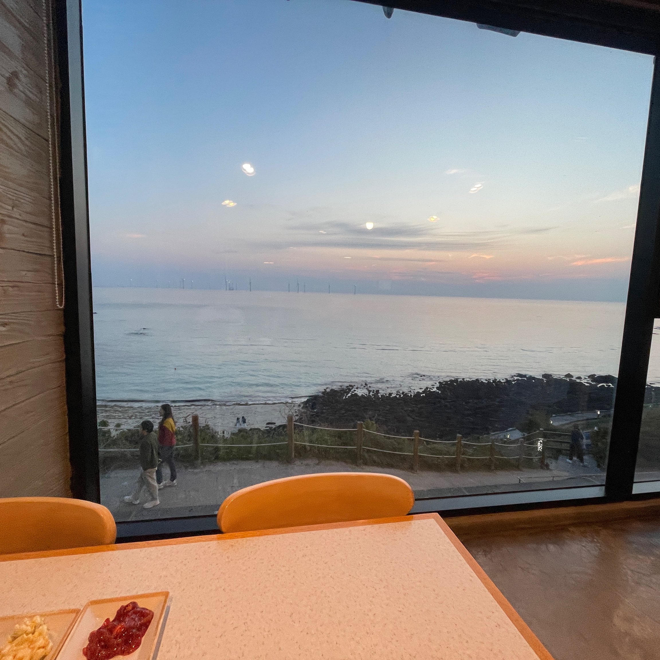 사장님이 친절하시고 바닷가 잘보이는 자리로 안내해주셨어요 ㅠㅠ - 제주 맛집 갈치바다 애월점