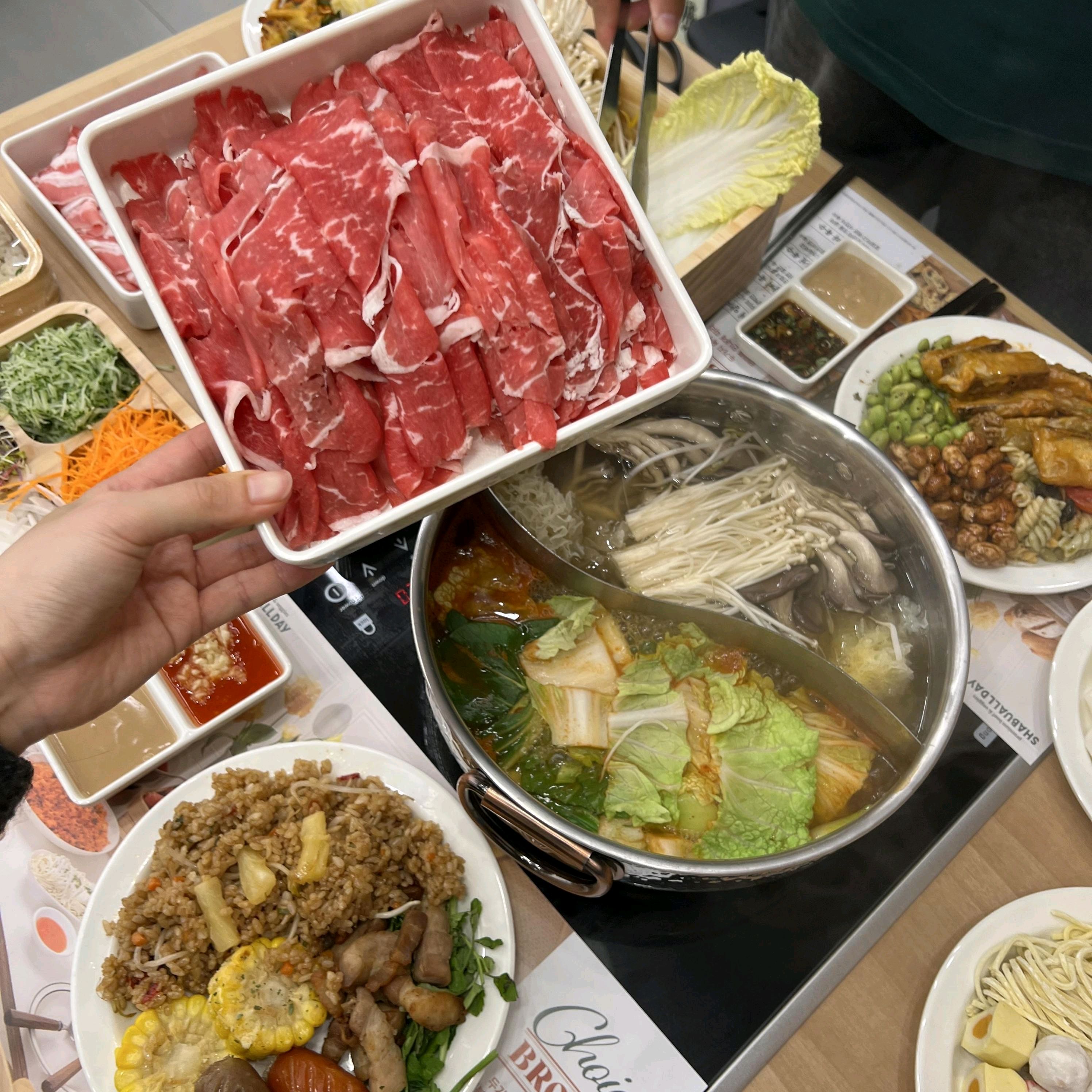 만족스러운 샤브샤브였어요 디핑소스도 다양하며 다양한 야채와 라이스페이퍼를 이용해 조금 더 