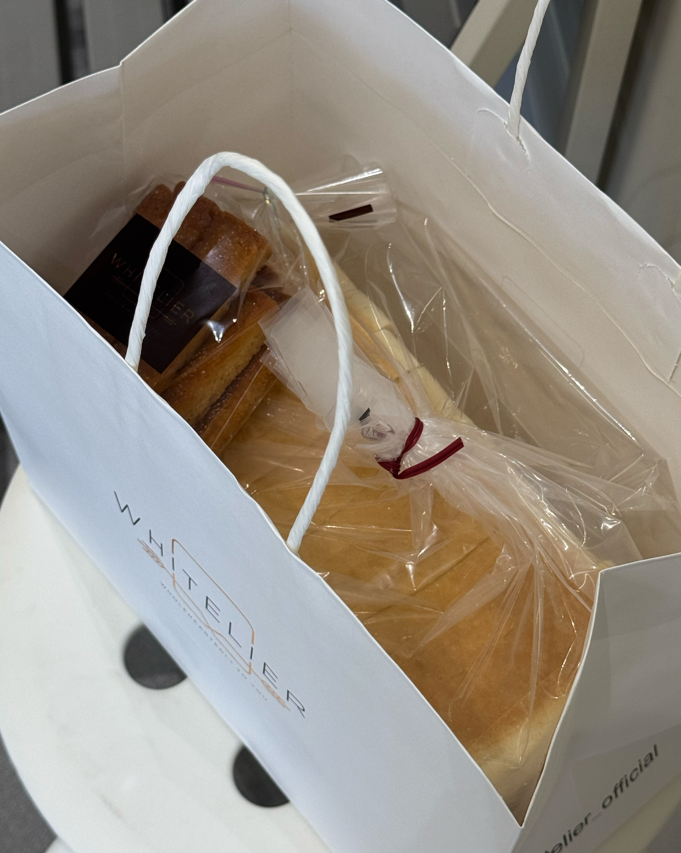 유명한 빵집이 집 근처에도 생겼다고해서 와봤어요! 시식있어서 먹어봤는데 빵이 너무 쫄깃하고