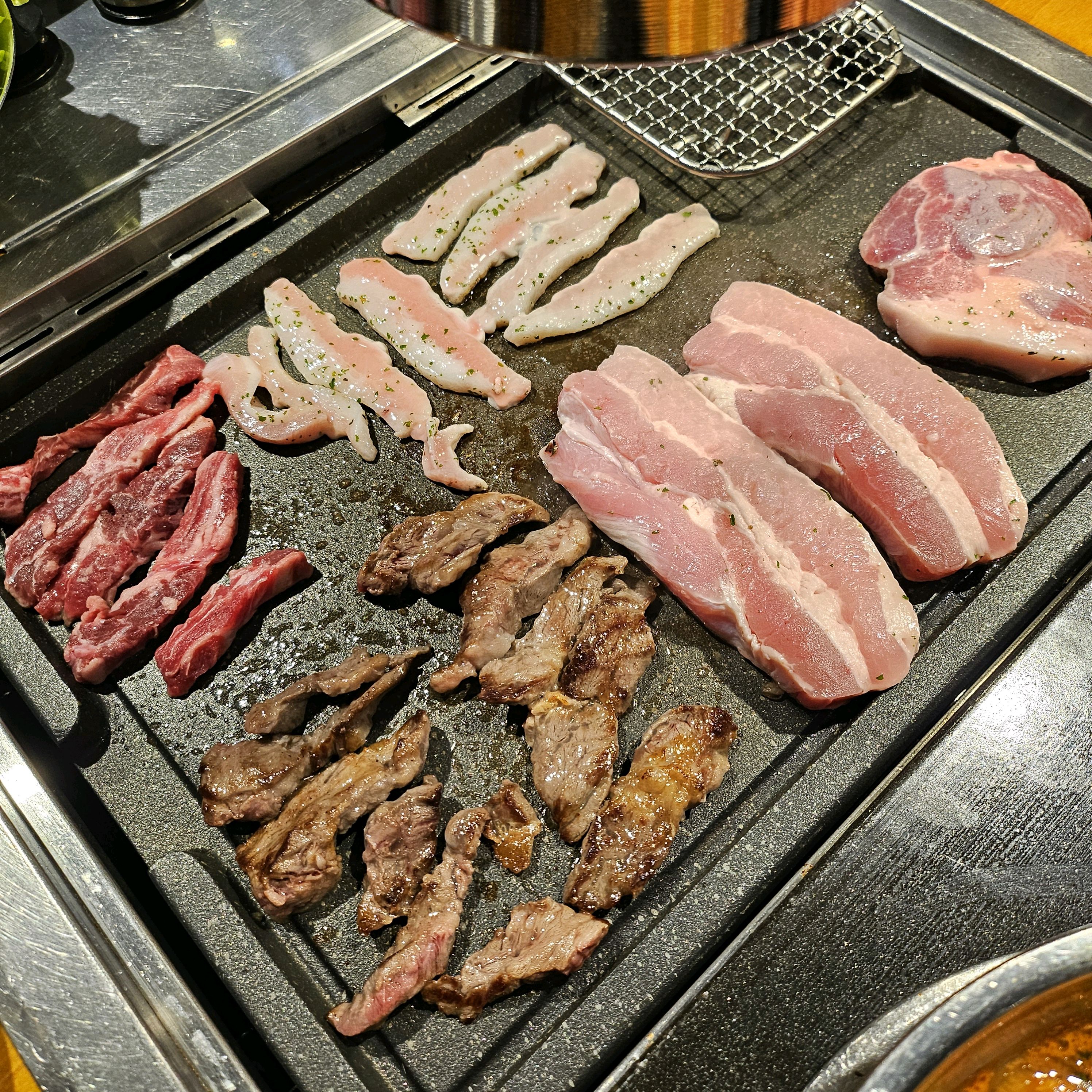 요즘 같은 고물가 시대에 고기를 마음껏 먹기에 부담되는데, 포크팬에서는 고기도 다양하게 다