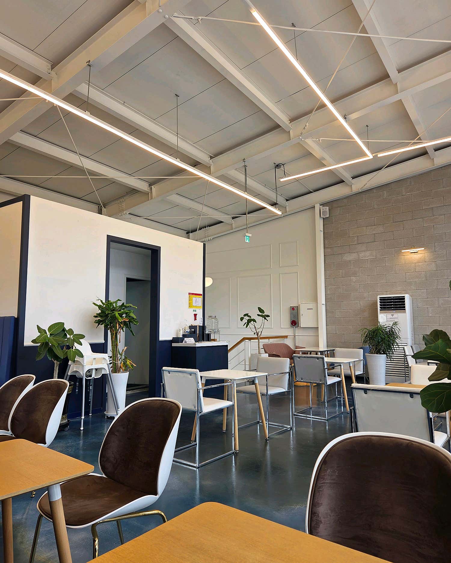 커피에반하다 포천영북점의 넓고 깔끔한 내부 인테리어