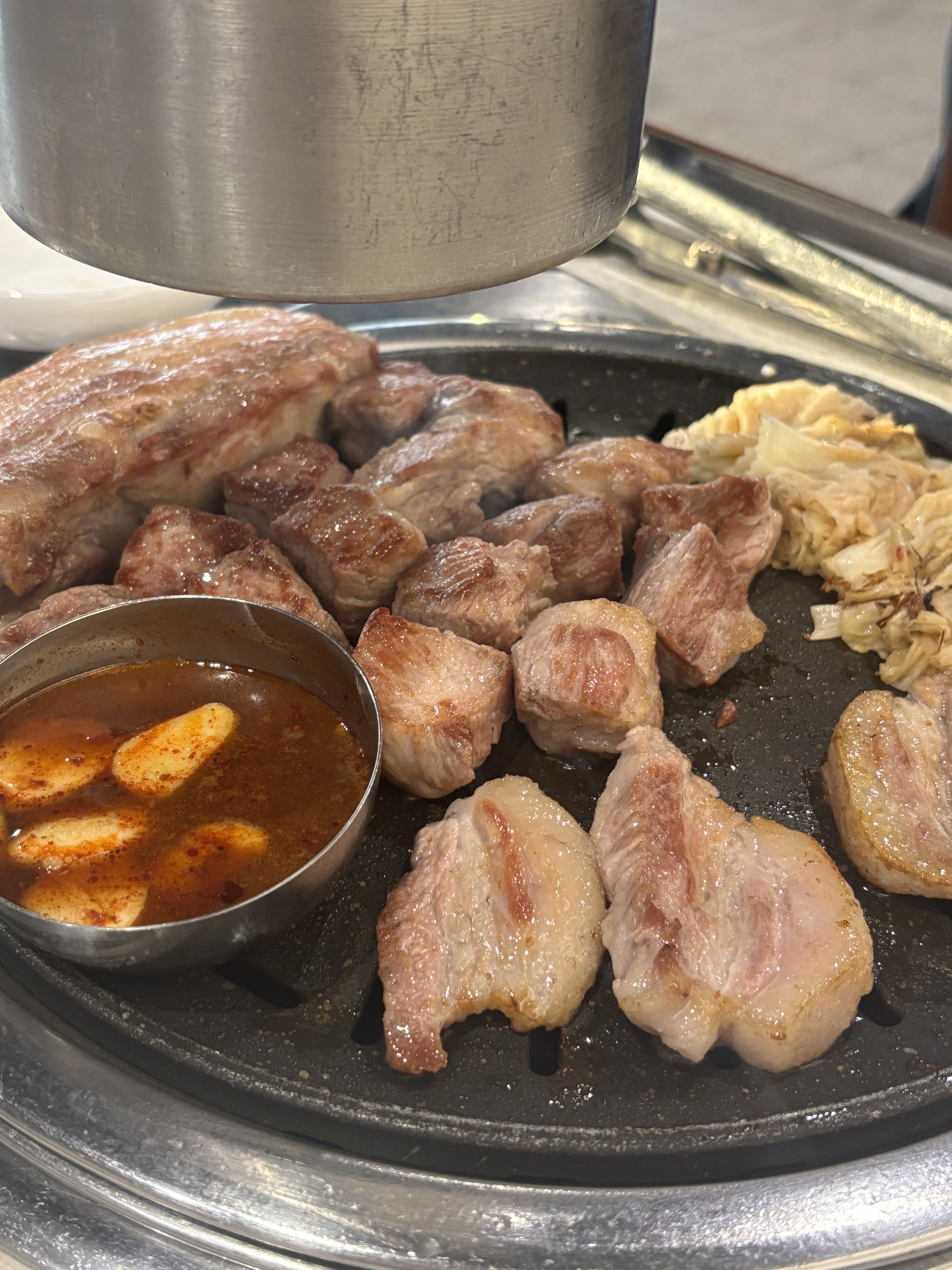 사장님이 친절하게 맛잇게 구워주시고 - 제주 맛집 고이정 애월흑돼지 보리짚불구이