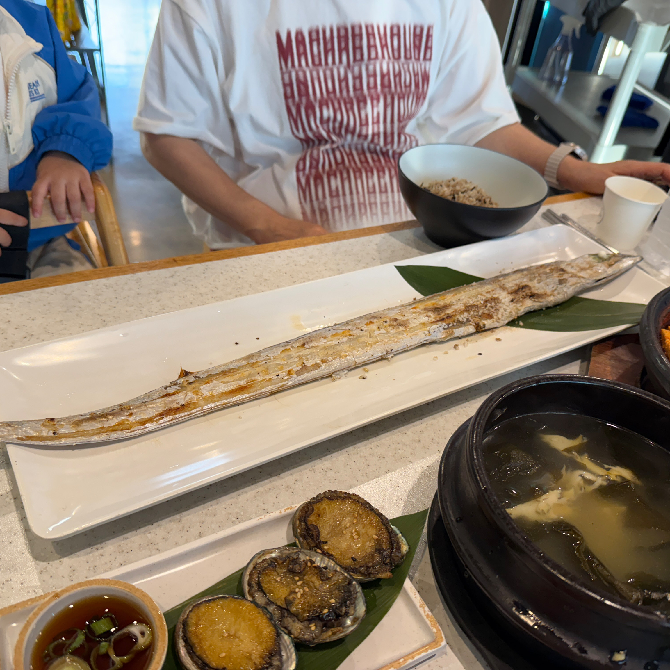 아기랑 부모님 모시고 왔는데 너무 좋아요 - 제주 맛집 갈치바다 애월점