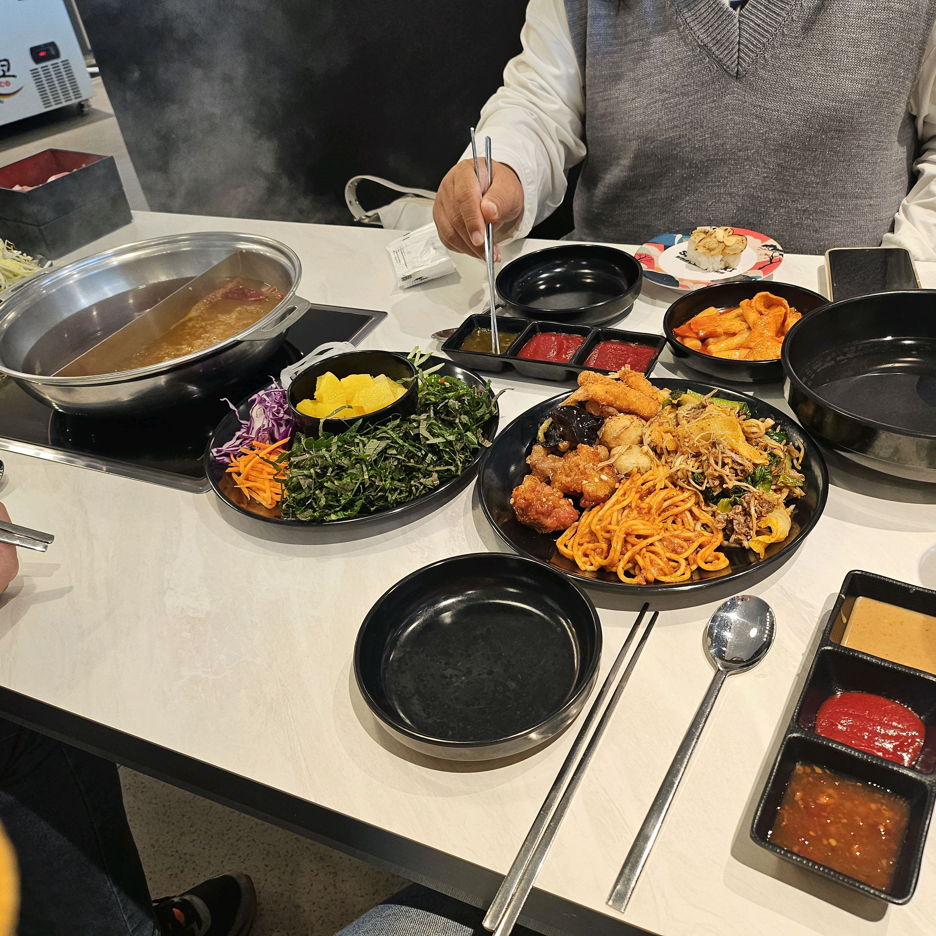 음식도 너무 맛있었고, 초밥 종류가 많지는 않았지만 대중적으로 많이 먹을만한 종류(연어,