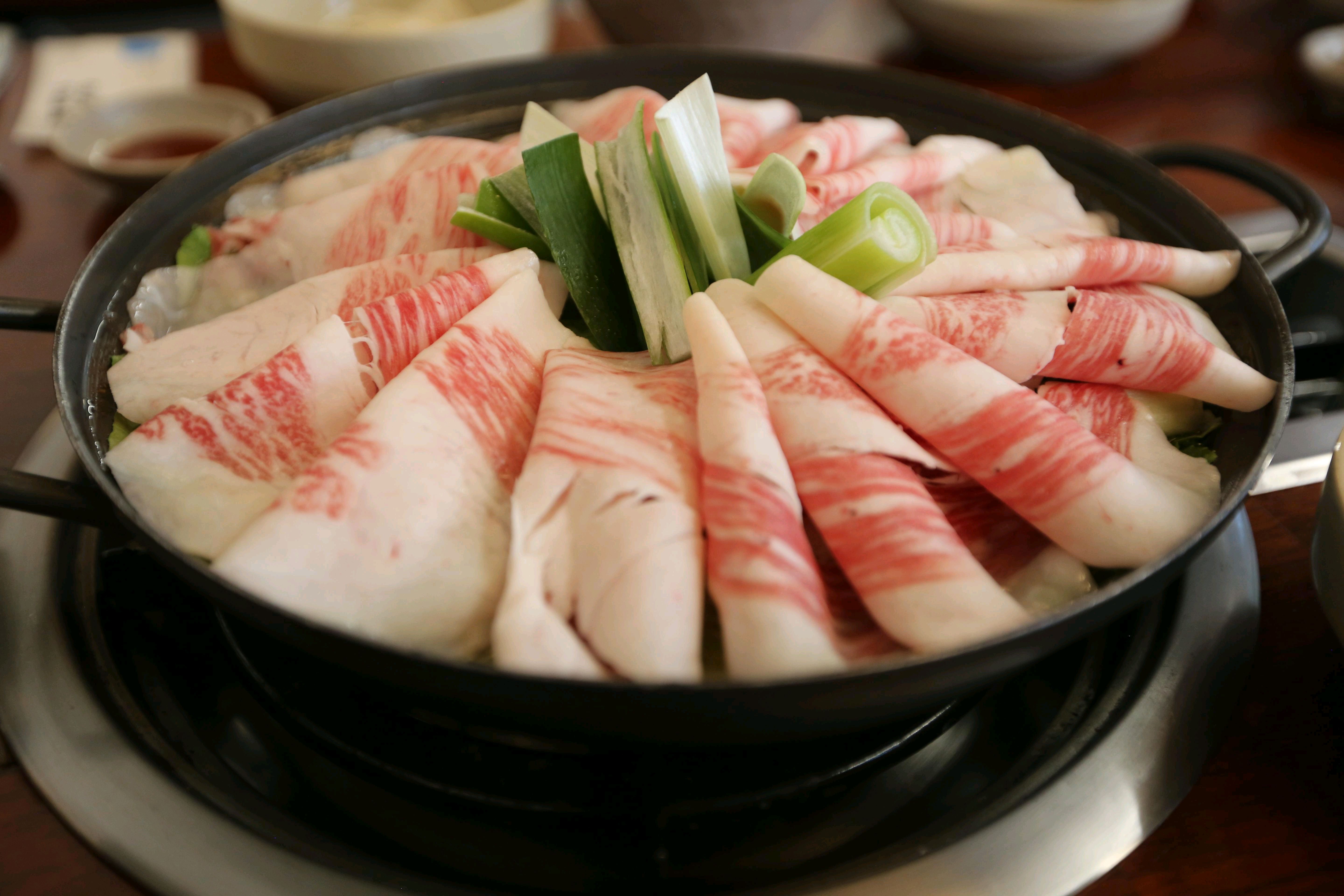 백합칼국수는 담백하면서도 시원한 국물이 너무 맛있어요 한우차돌수제비도 재료가 정말 신선하고