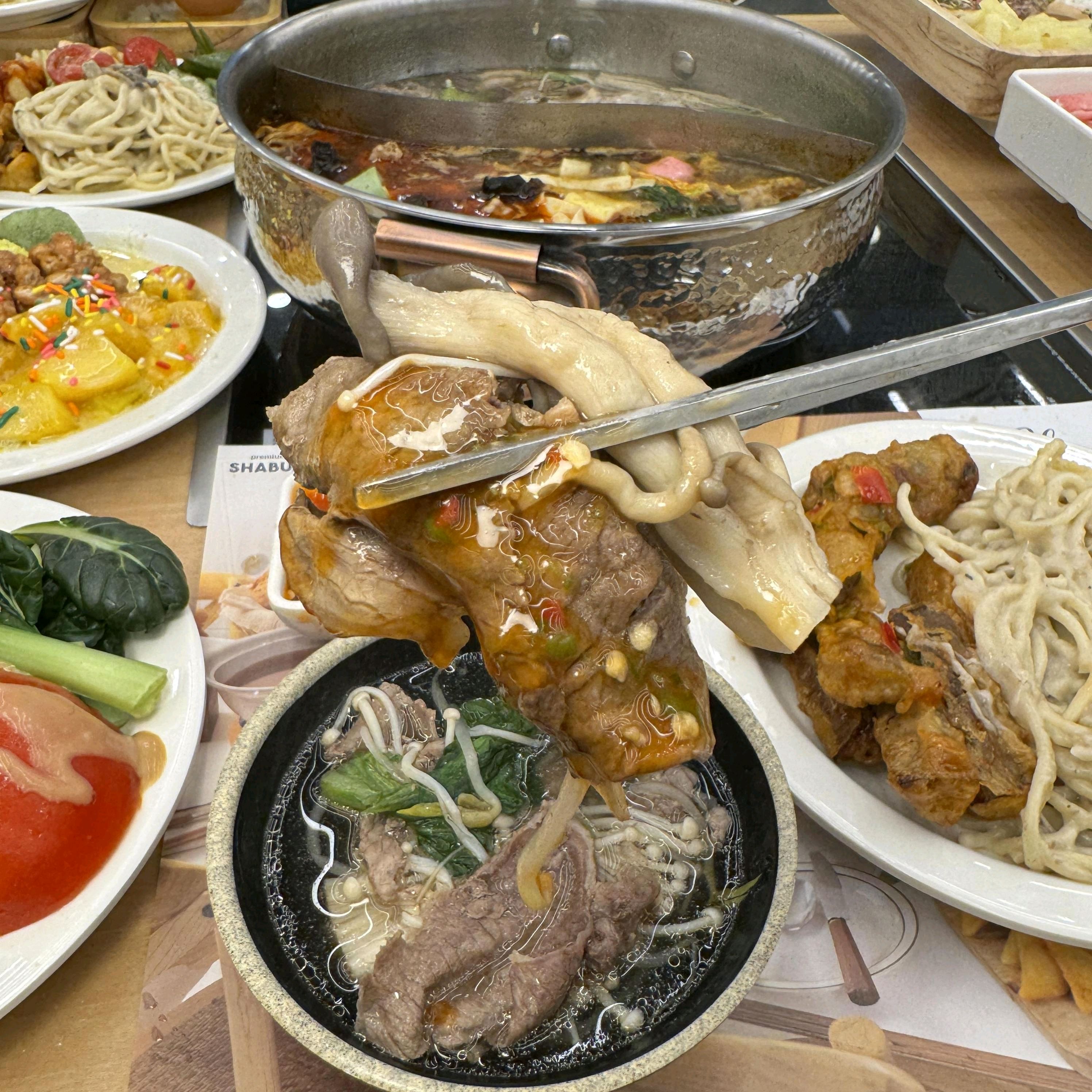 너무 만족스러웠어요 디핑소스도 다양하고 다양한 야채와 라이스페이퍼를 이용해 직접 맛있게 먹