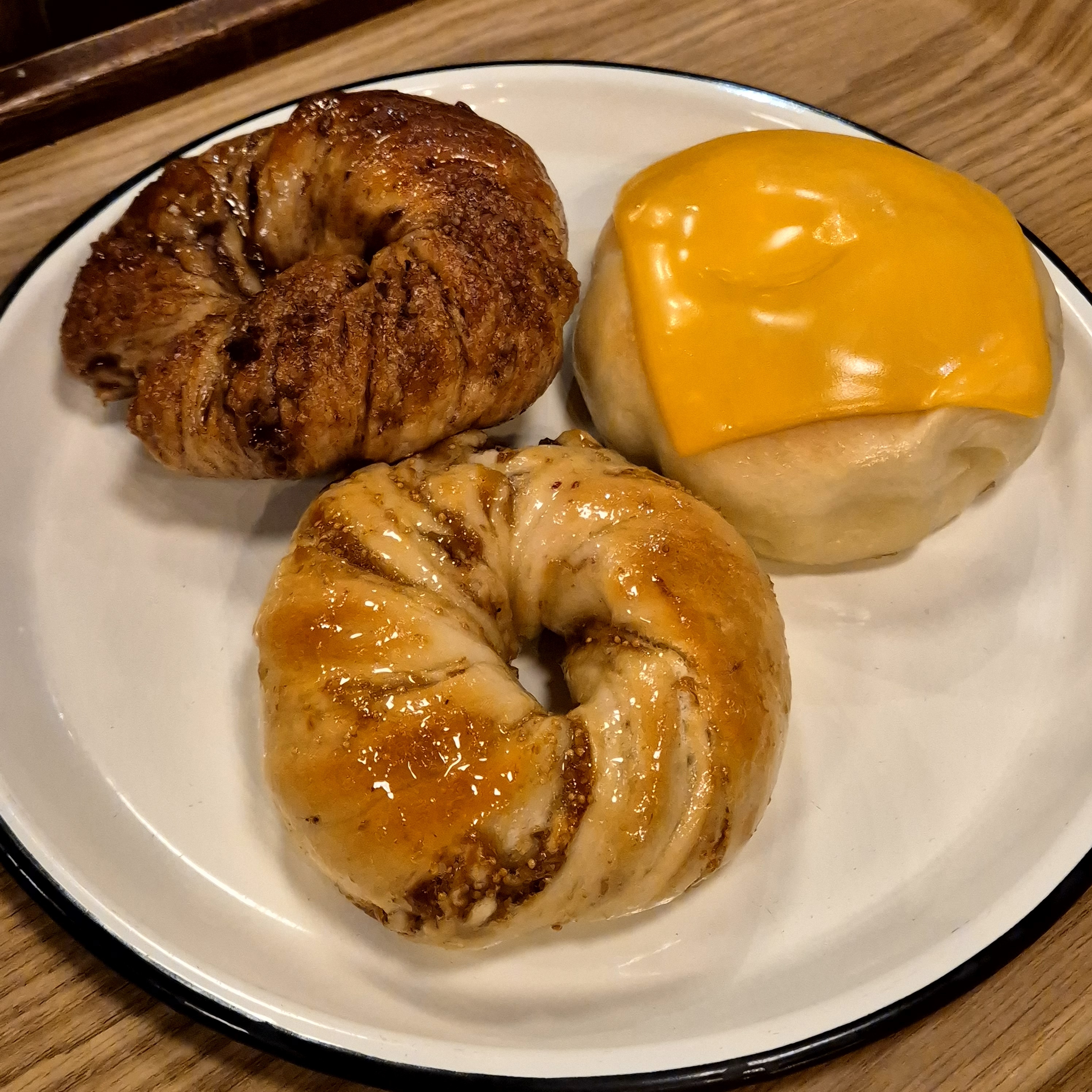 사람이 늘 많지만 직원분들도 친절하고 맛있어요~~ - 정자동 맛집 런던베이글뮤지엄 수원점