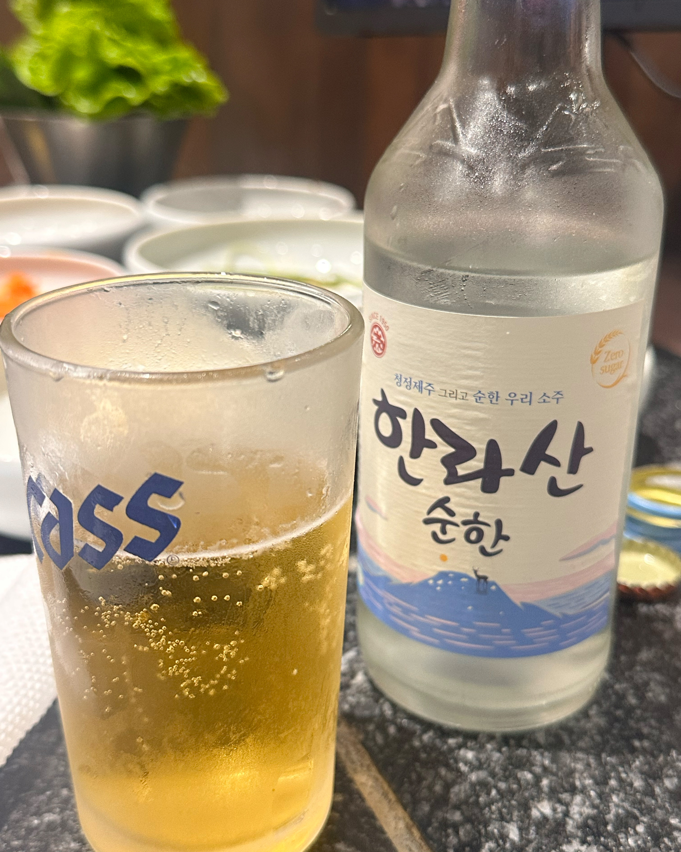 두툼한 고기에 한라산 먹기 진짜 좋아요. 직원분들이 맛있게 구워줘서 편하게 먹구 왔습니다: