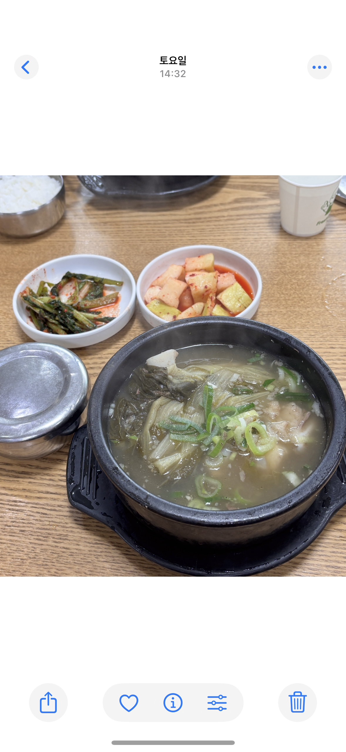 제 뚝배기에 똑같은 뼈다귀 두 개 들어있었는데 두 개 합쳐도 한 수저 만큼의 고기도 안 붙