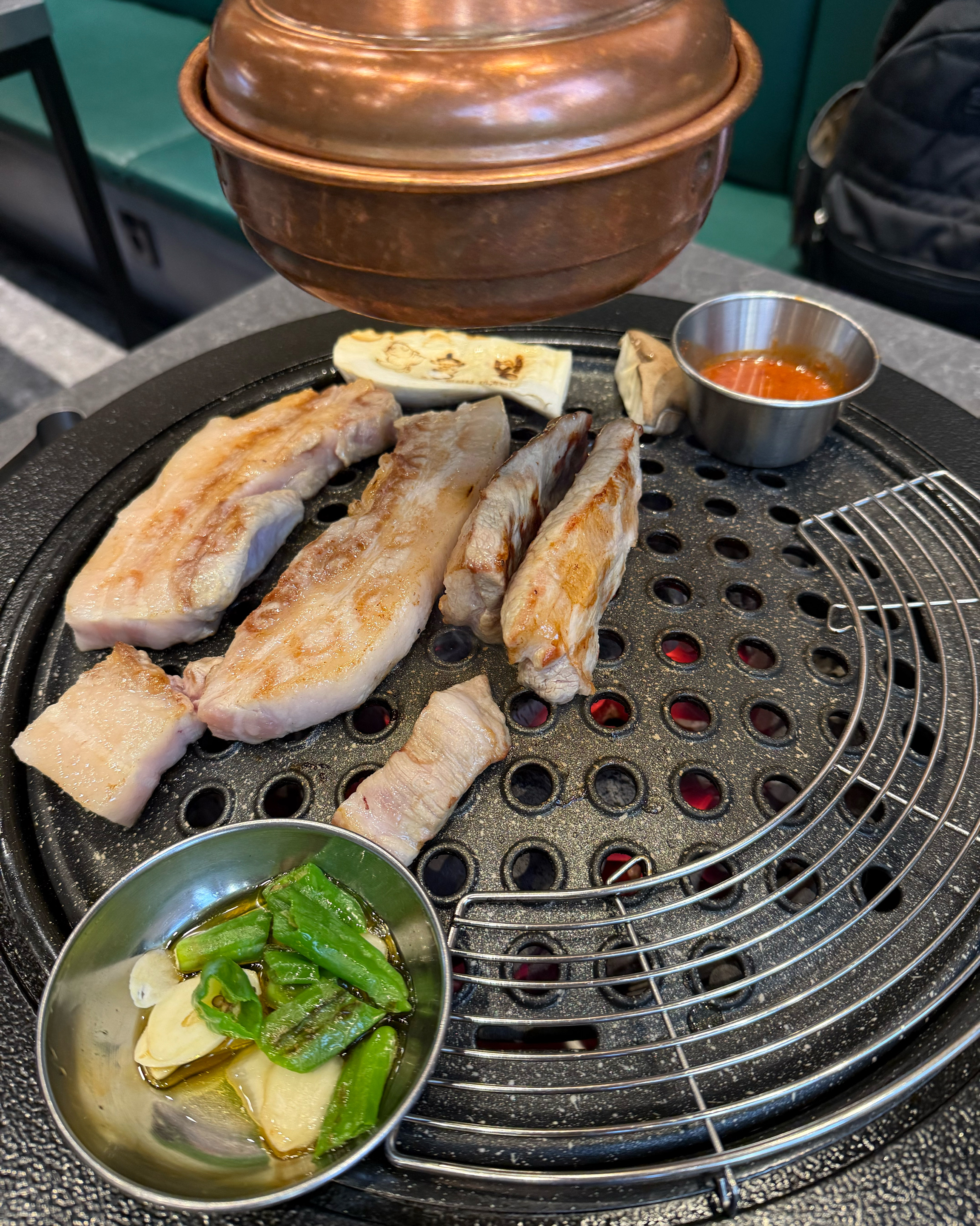 인천대입구역에 위치하고 있는 송도 삼겹살 맛집 방문했는데 직접 구어주시고 친절하셔서 너무