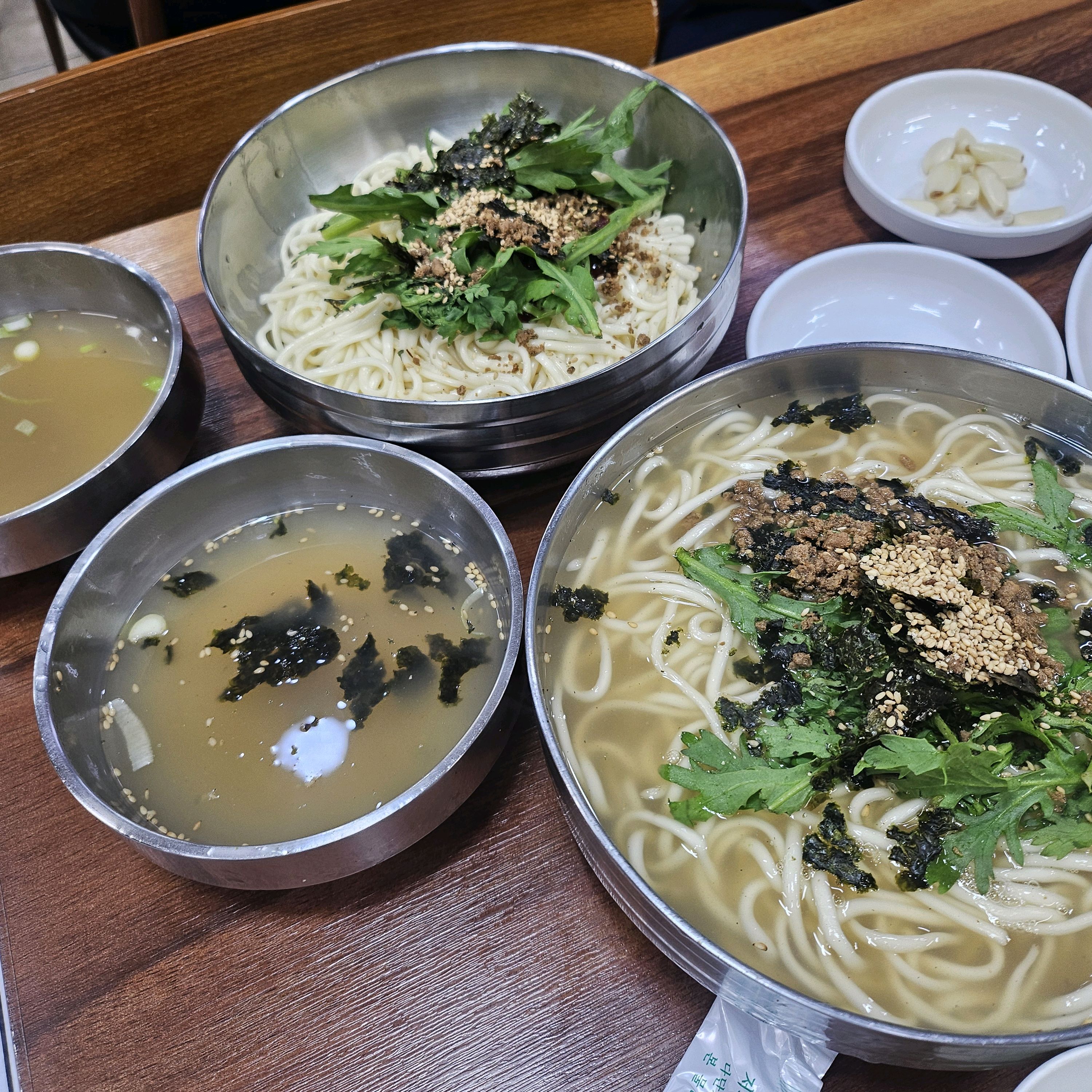 유명한 곳은 이유가 있네요. 수육도 촉촉하고 맛있고 칼국수도 양 많고 맛있었습니다. 3명이
