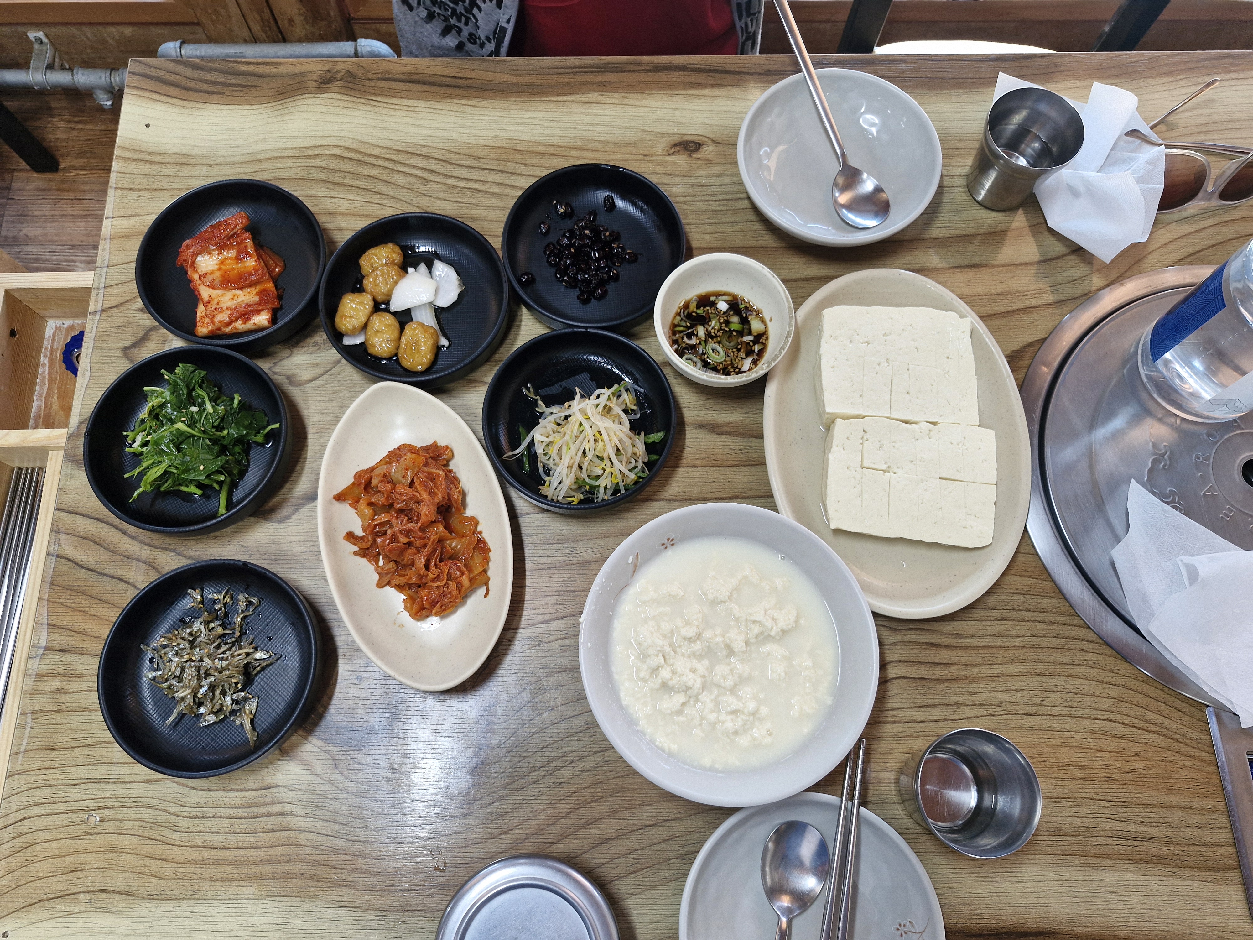 강릉에 왔으면 초당순두부는 먹어보는게 맞다 생각하여 400년이나 된 가게를 방문했습니다 ㅎ
