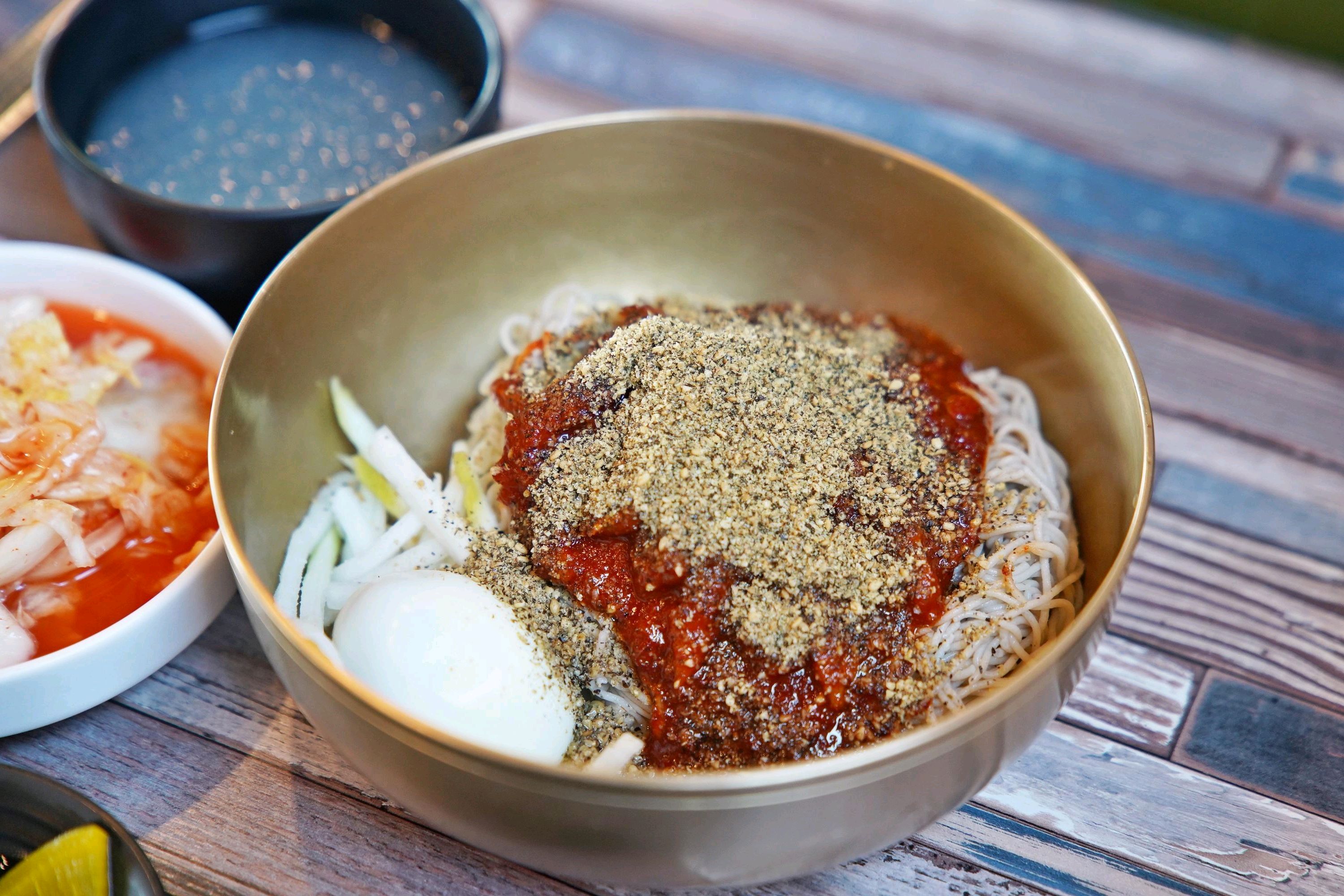 막국수 면발이 쫄깃하고 탱글탱글해요 동치미 육수가 시원한데 고소한 맛도 난다고 해야하나 소