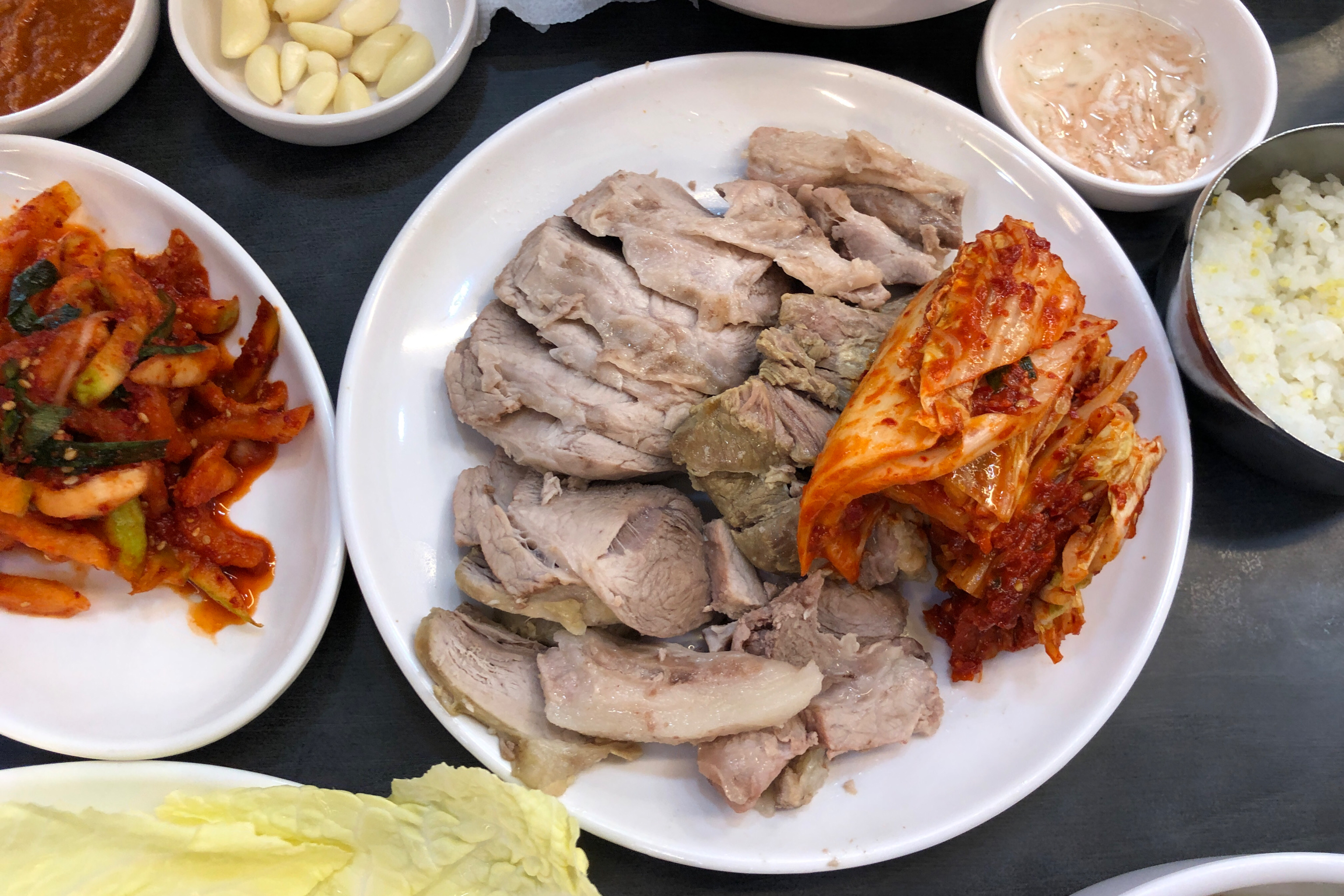 보쌈정식 든든하고 가성비 좋습니다. 맛있네요. 줄이 길어요! 웨이팅 있어요~ - 성수 맛집 훼미리손칼국수보쌈