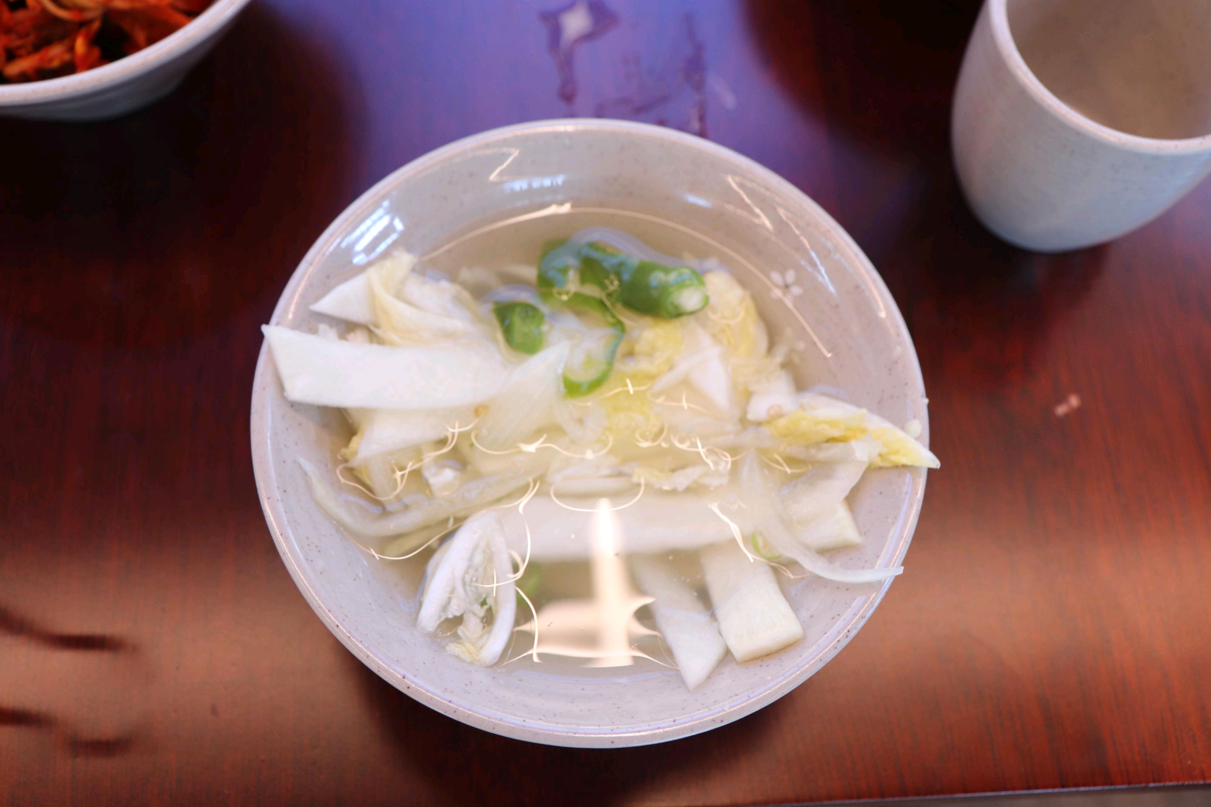 면발이 쫄깃하면서도 국물과 찰떡궁합이에요 칼국수 한 그릇 뚝딱 비워내고 국물까지 싹 비워버