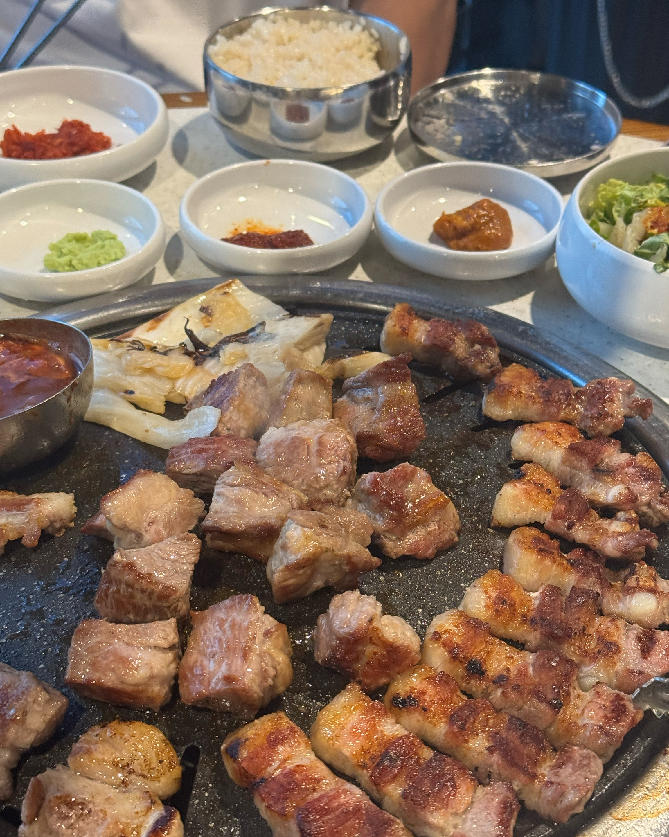 고기 부드럽고 안 질겨요! 맛있습니다. 묵은지도 같이 구워서 좋아요. 직원 분들도 친절하시