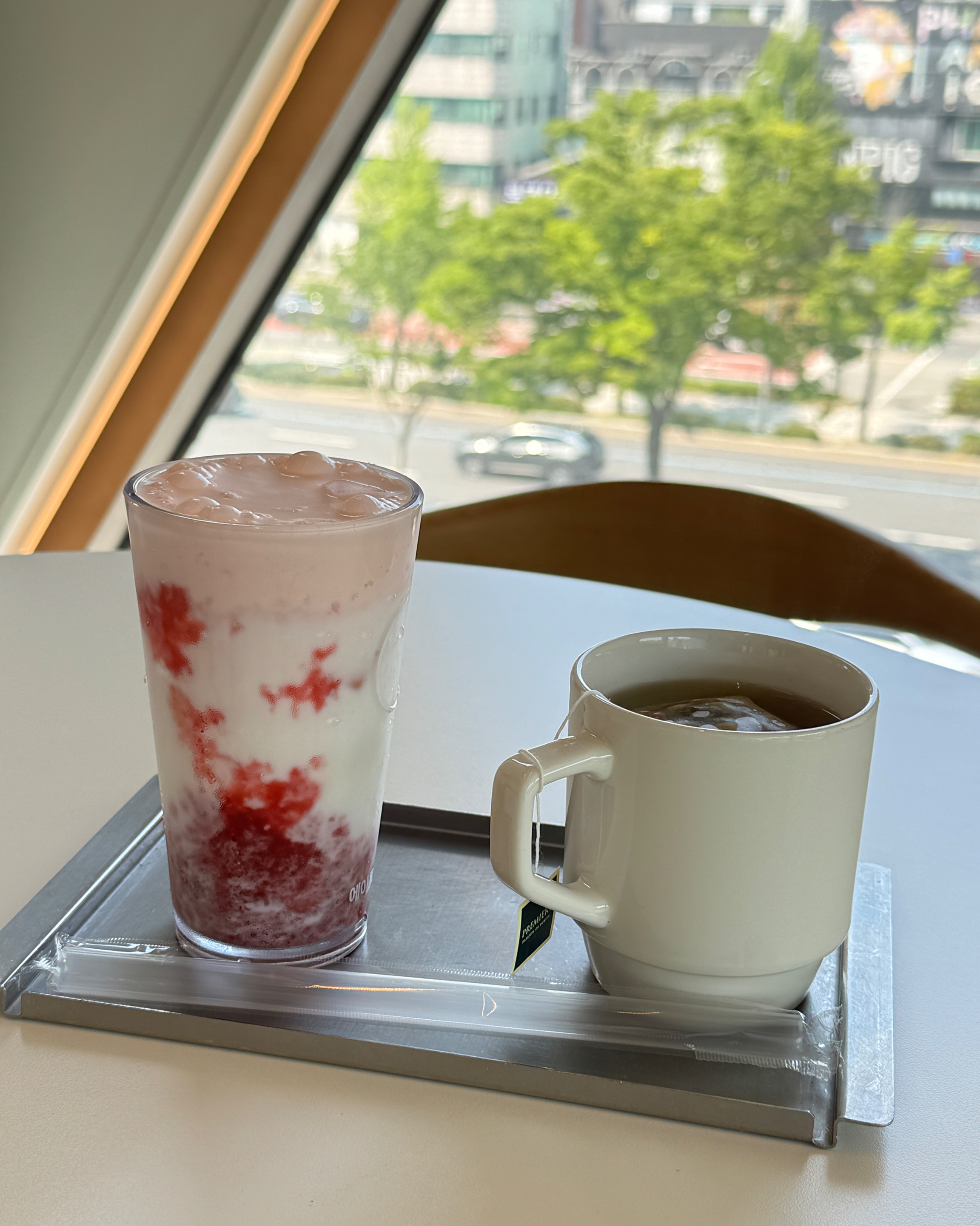 화장실 진짜 깨끗하고 넓어요 음료도 맛있고 빵 종류도 많아요~ 자리도 많아서 좋습니다 - 대전 맛집 에이트