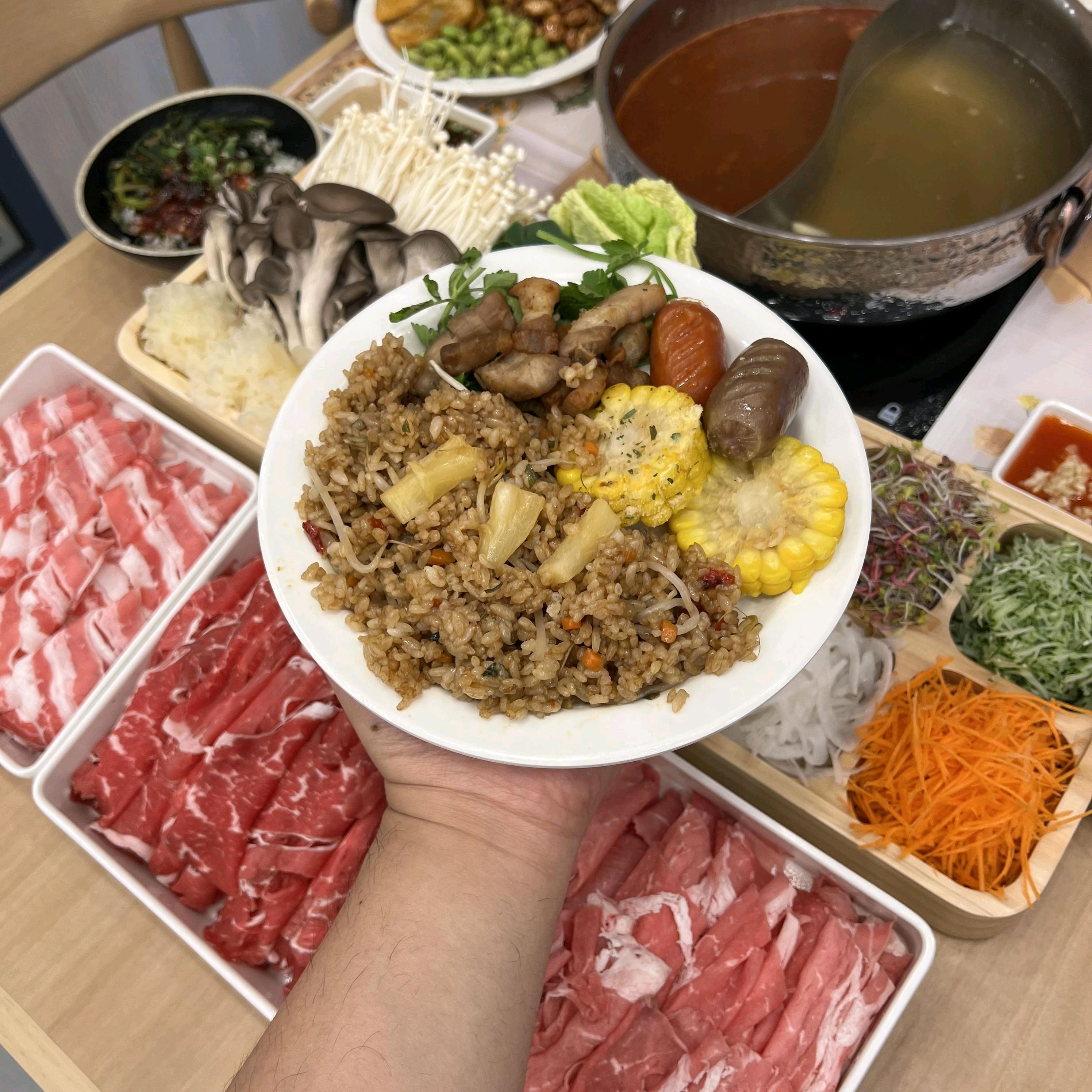 다양한 야채와 소스가 정말 맛있었어요 라이스페이퍼로 직접 야채 싸먹으니 풍미가 더 살아나네