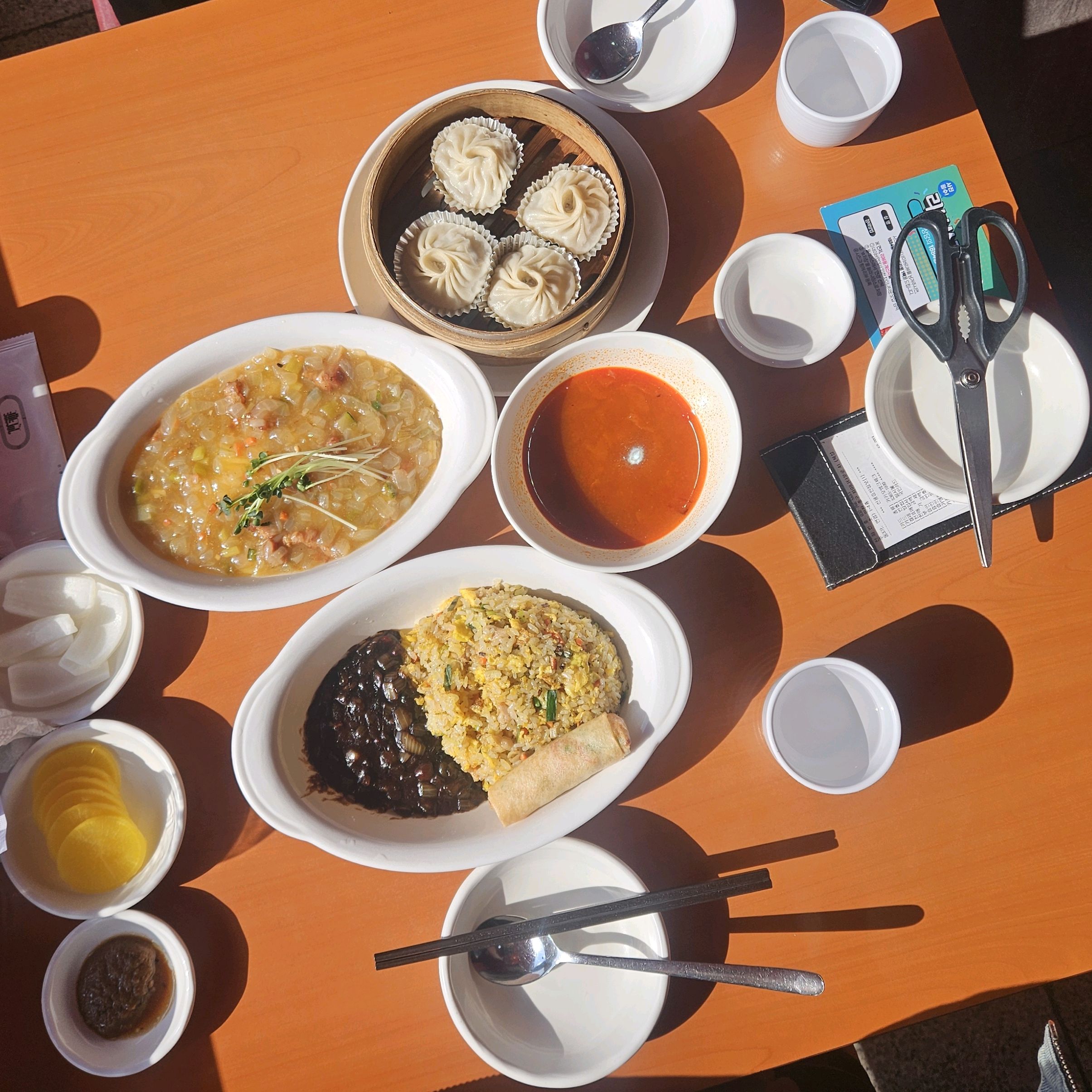 데이트하로 왓는데 웨이팅없이 바로들어와서 좋구 맛있어용 볶음밥에 하양짜장소스 같이 먹어도