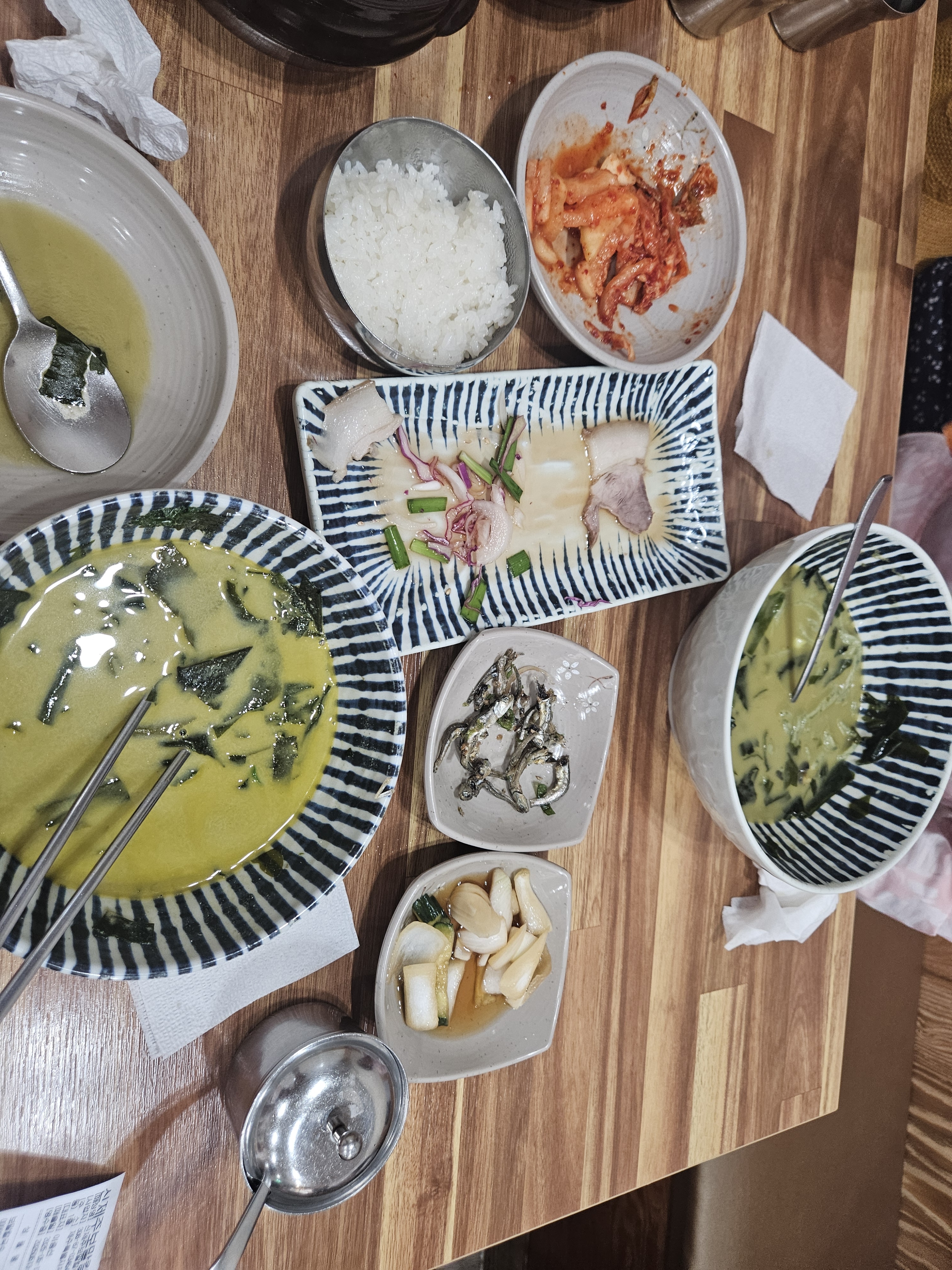 엄마가 면 별로  좋아하지 않으신데 너무 맛있게 잘 드셨어요. 보말국, 칼국수 둘 다 너무