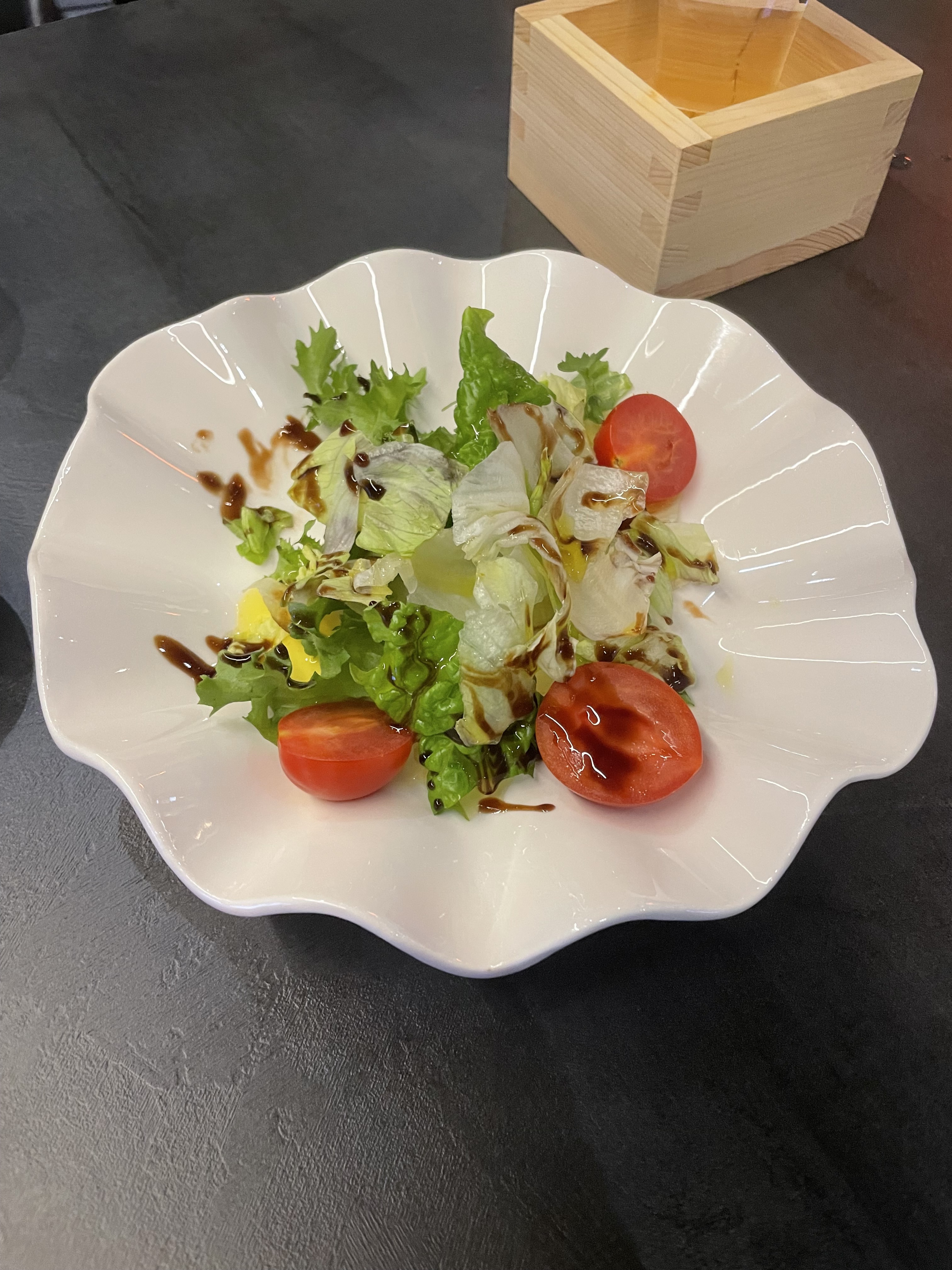 기본으로 나오는 샐러드도 맛있구 분위기도 좋고 술도 다양하고 직원 분들도 친절하시구 회도
