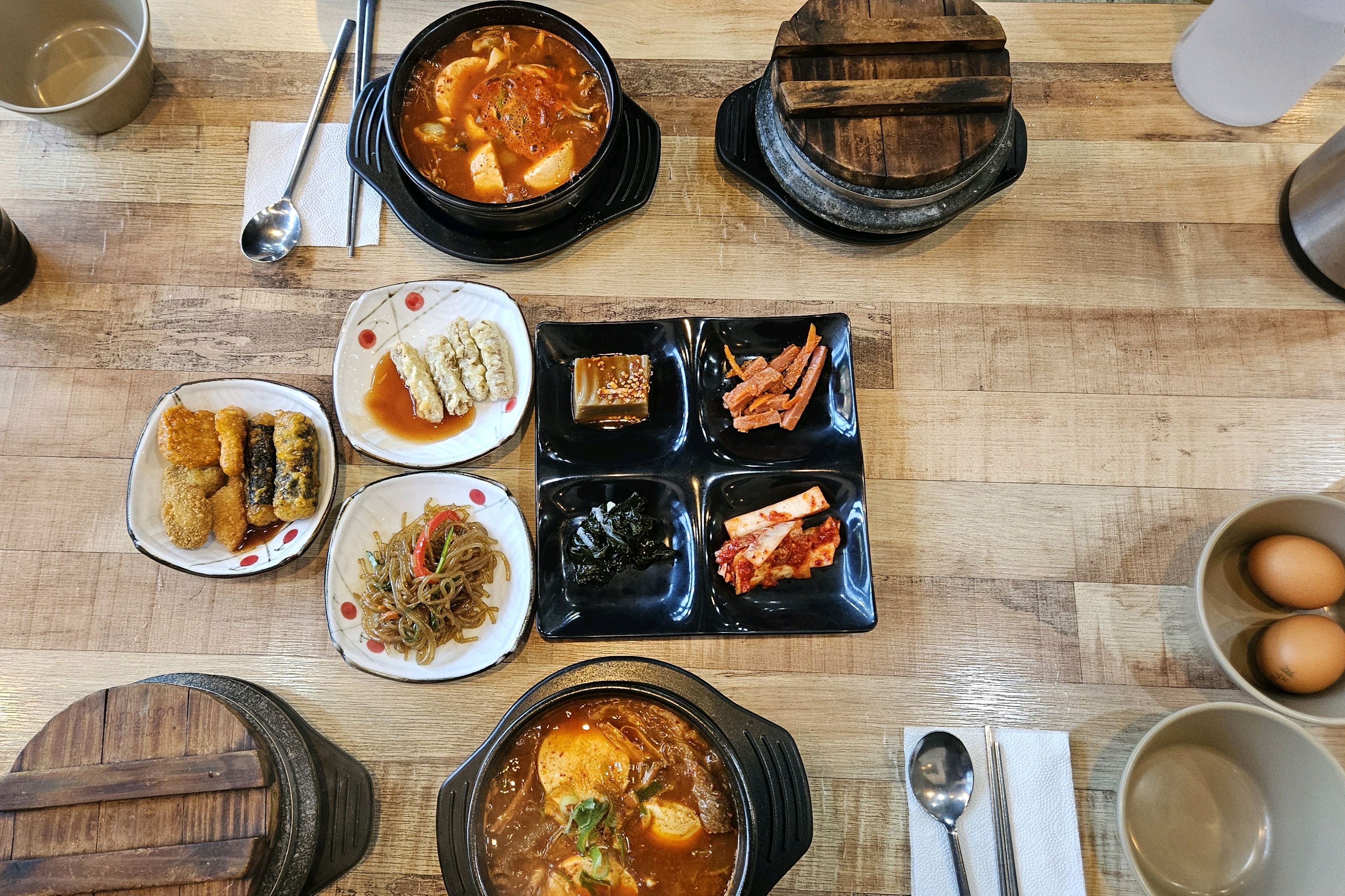차돌순두부랑 굴순두부 주문했는데, 재료가 정말 아낌없이 듬뿍 들어있어서 한 숟갈 뜰 때마다