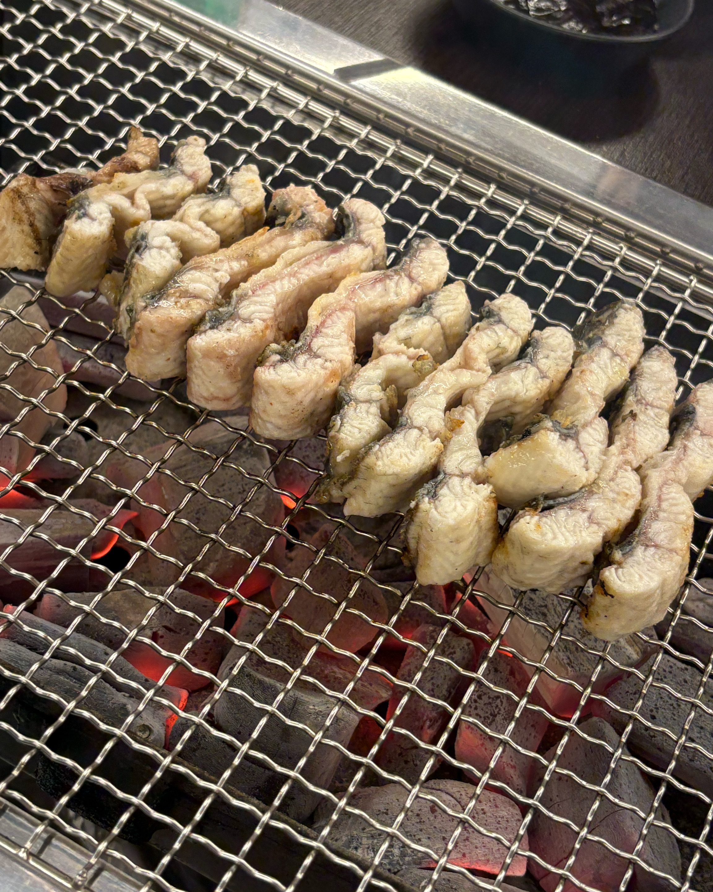 매장이 깨끗하고 시끄럽지않아서 가족들 단체로 오기 좋을것같아요 - 인천 맛집 장어촌