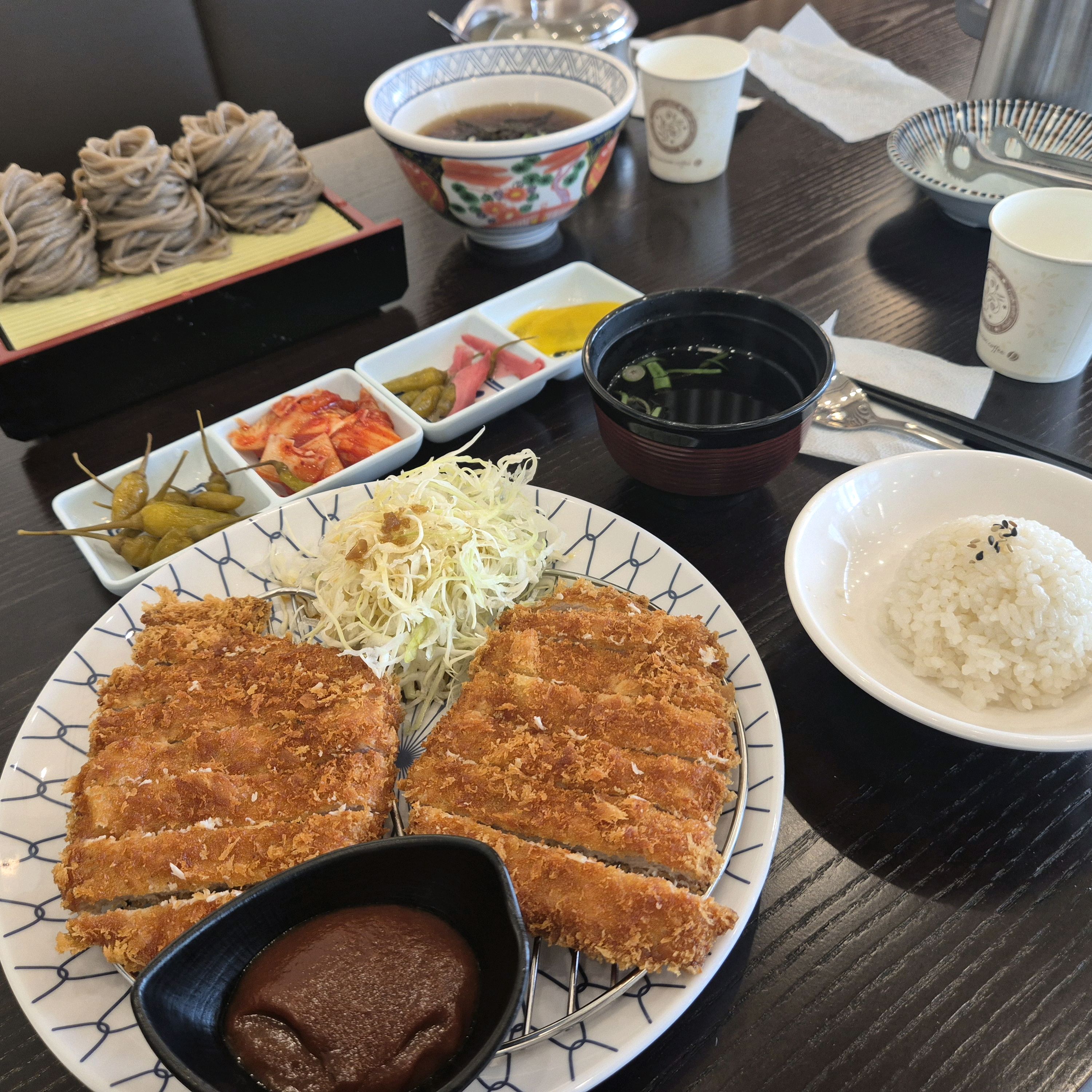 자주 점심 먹으러 오는데 매번 만족스럽습니다! 여름이 오는 거 같아서 오늘은 소바에 돈까스