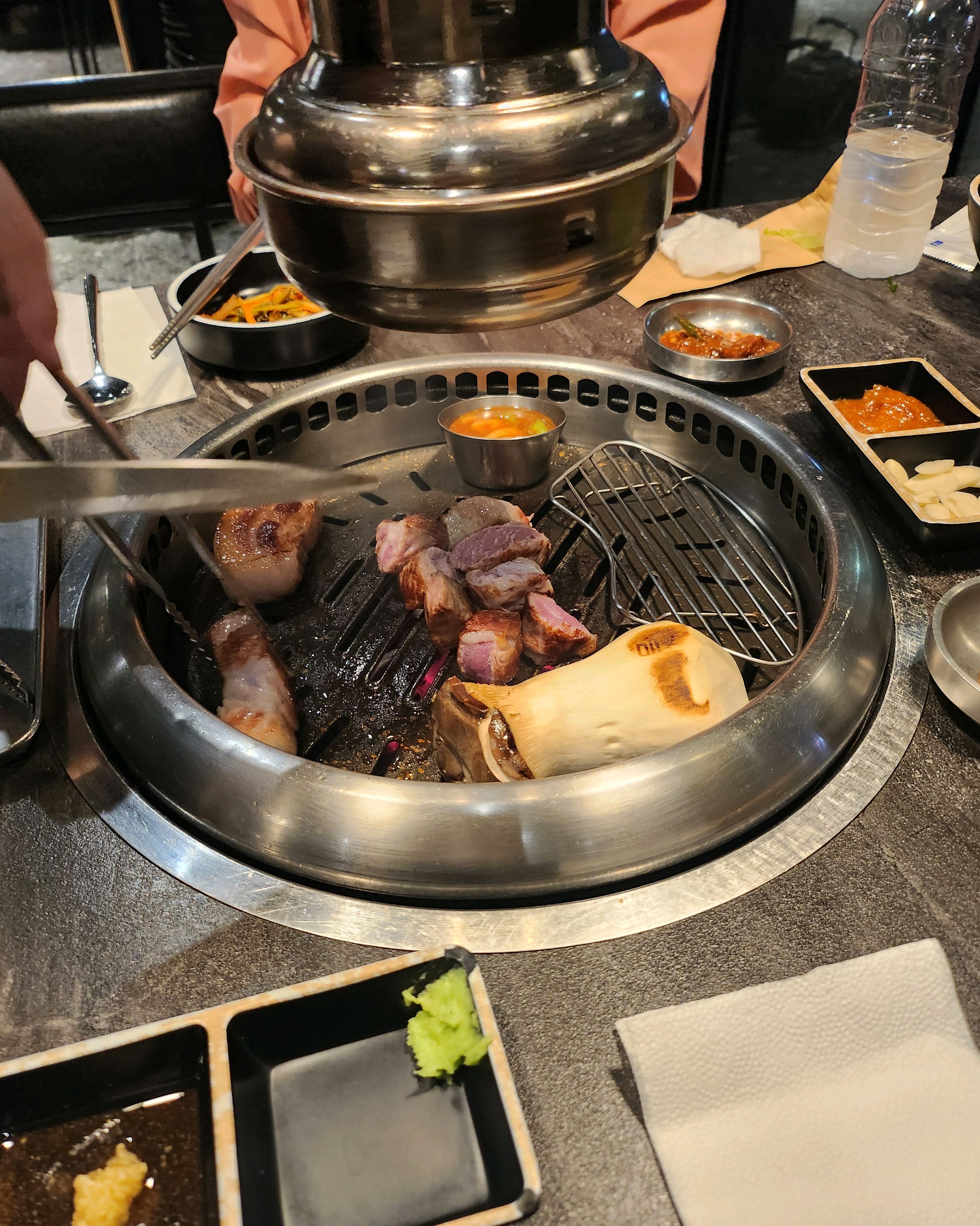 어머니랑 제주도여행 중 온천 후 저녁 먹으러 왔어요. 중문 돼지고기 타운 중 들른 곳인데