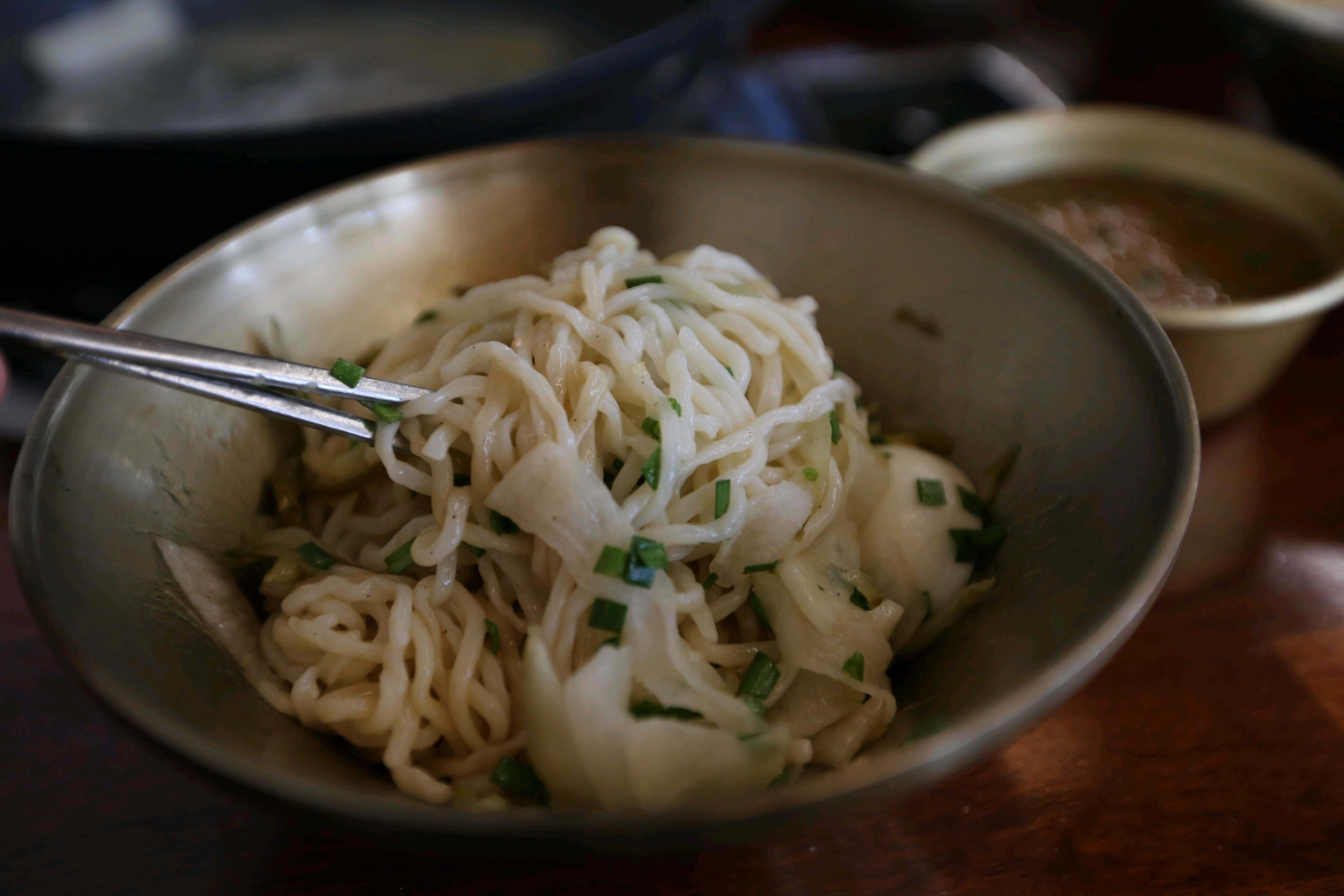 백합칼국수는 국물이 시원하고 담백했어요 면발도 쫄깃하게 잘 삶아져 있었어요 - 인천 맛집 우이며녹 송도본점
