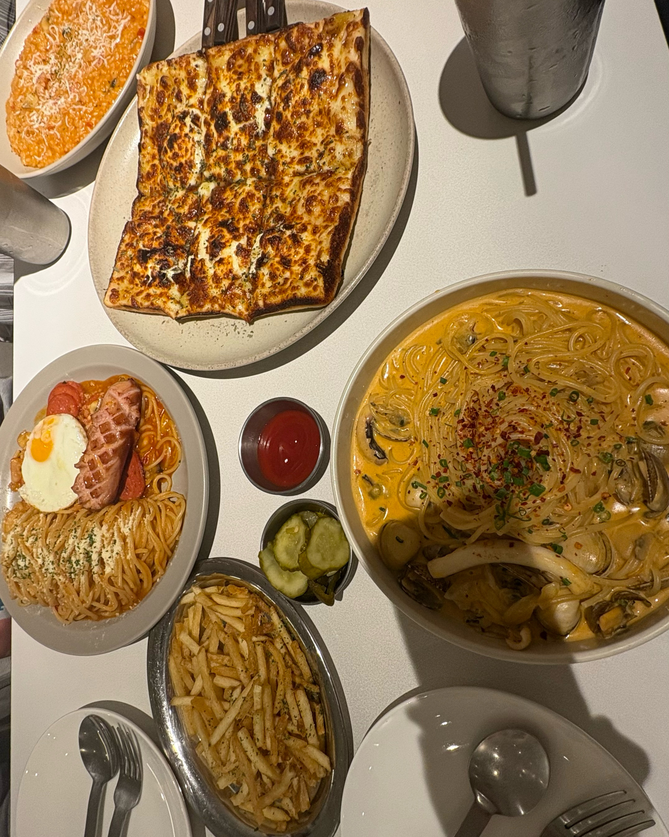 인스타보고 처음 와봤는데 매장도 넓고 분위기 좋아용 - 대구 맛집 오레가노 동성로본점