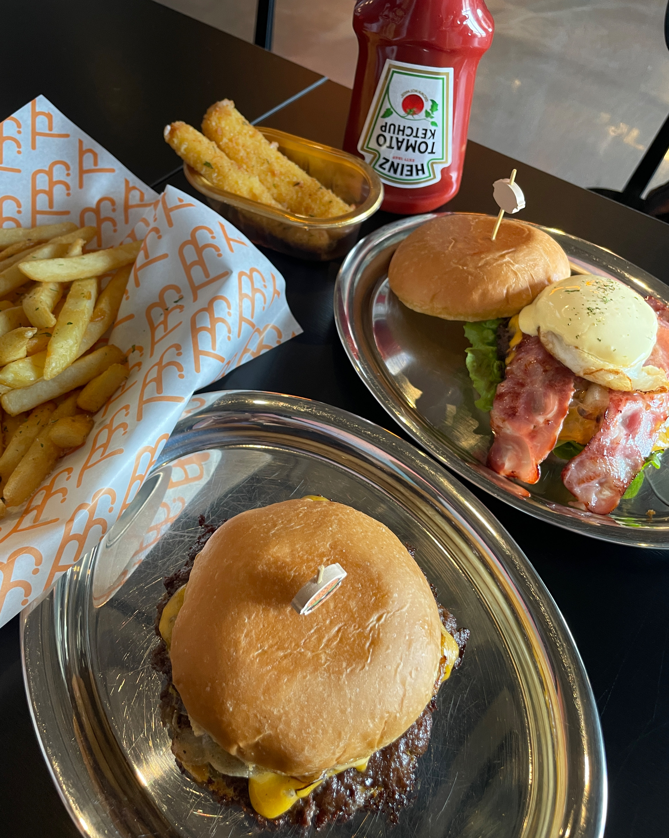 여기 경포 맛집 인정!! 앞에 바로 바다여서! 야외에서 먹을 수도 있고 바다 보고! 버거먹