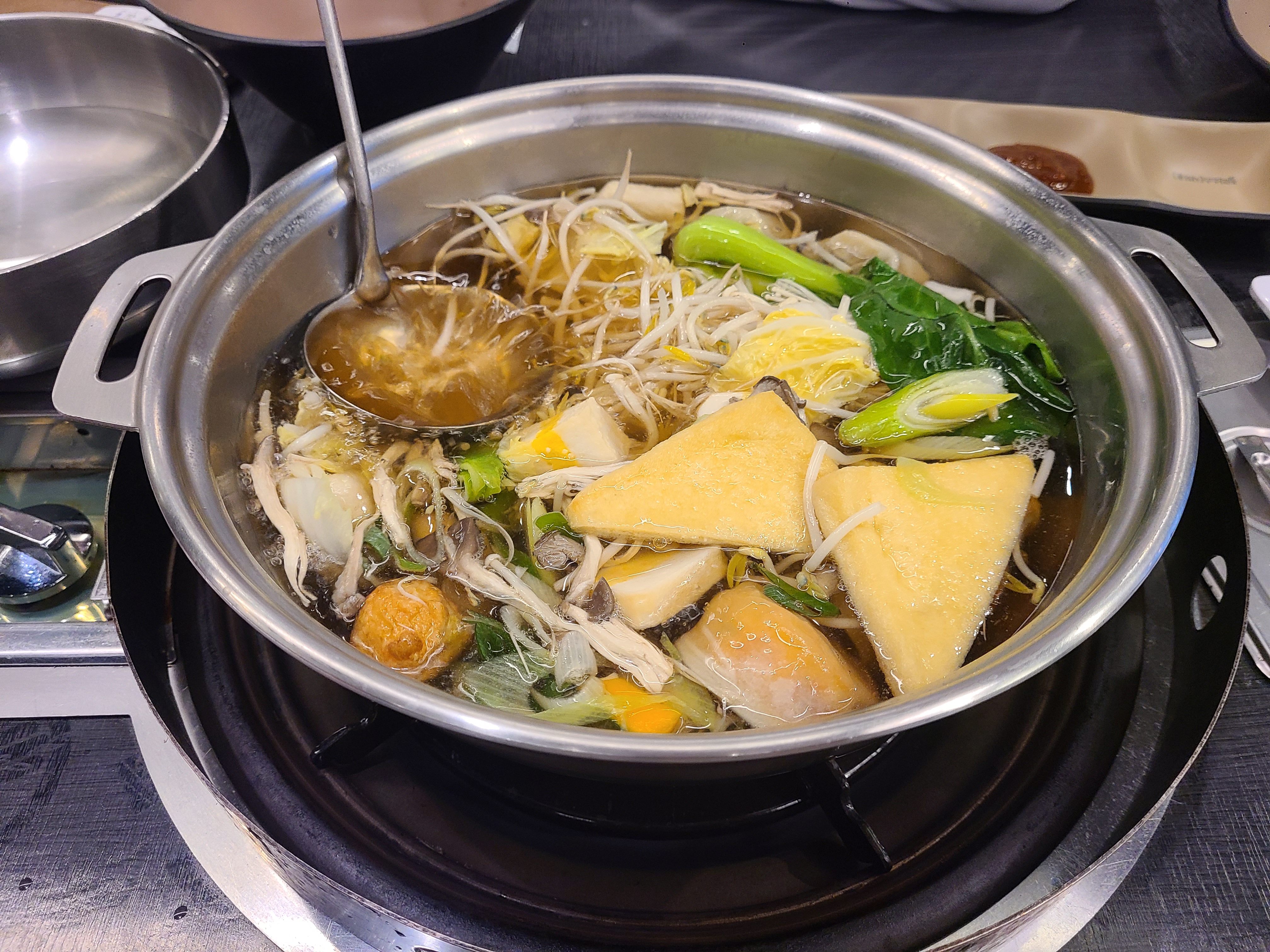 늘 폭풍흡입하다가 사진을 못찍었던 소담촌입니다 :) 맵찔이라 순한맛 육수에 원하는 채소,