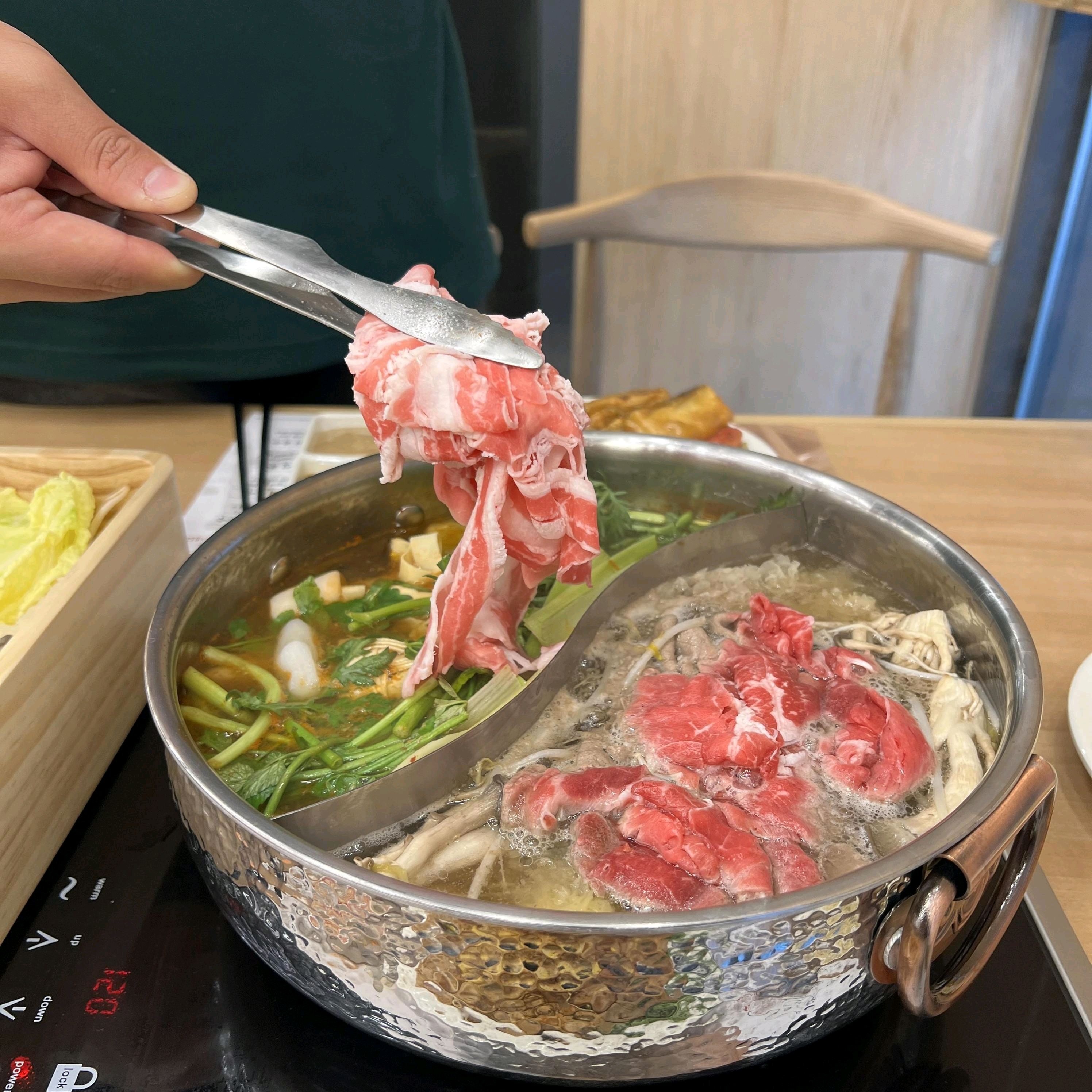 다양한 야채와 육수가 정말 맛있어요 각자 취향에 맞는 월남쌈을 만들어 먹을 수 있어서 좋았