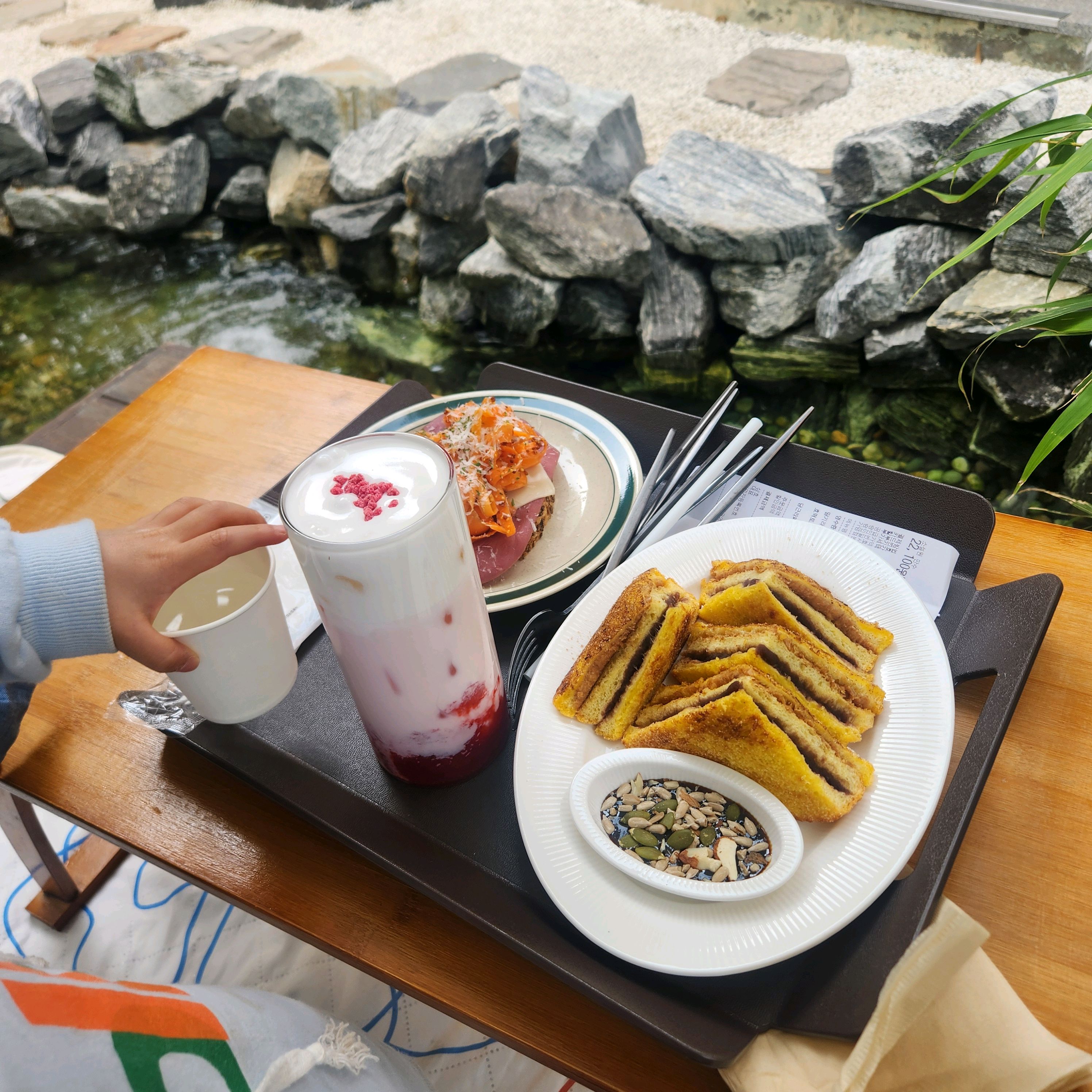 근처에 온김에 아이랑 디저트 먹으러 왔는데 인테리어도 이쁘고 라떼랑 호떡 참 맛있게 먹었습
