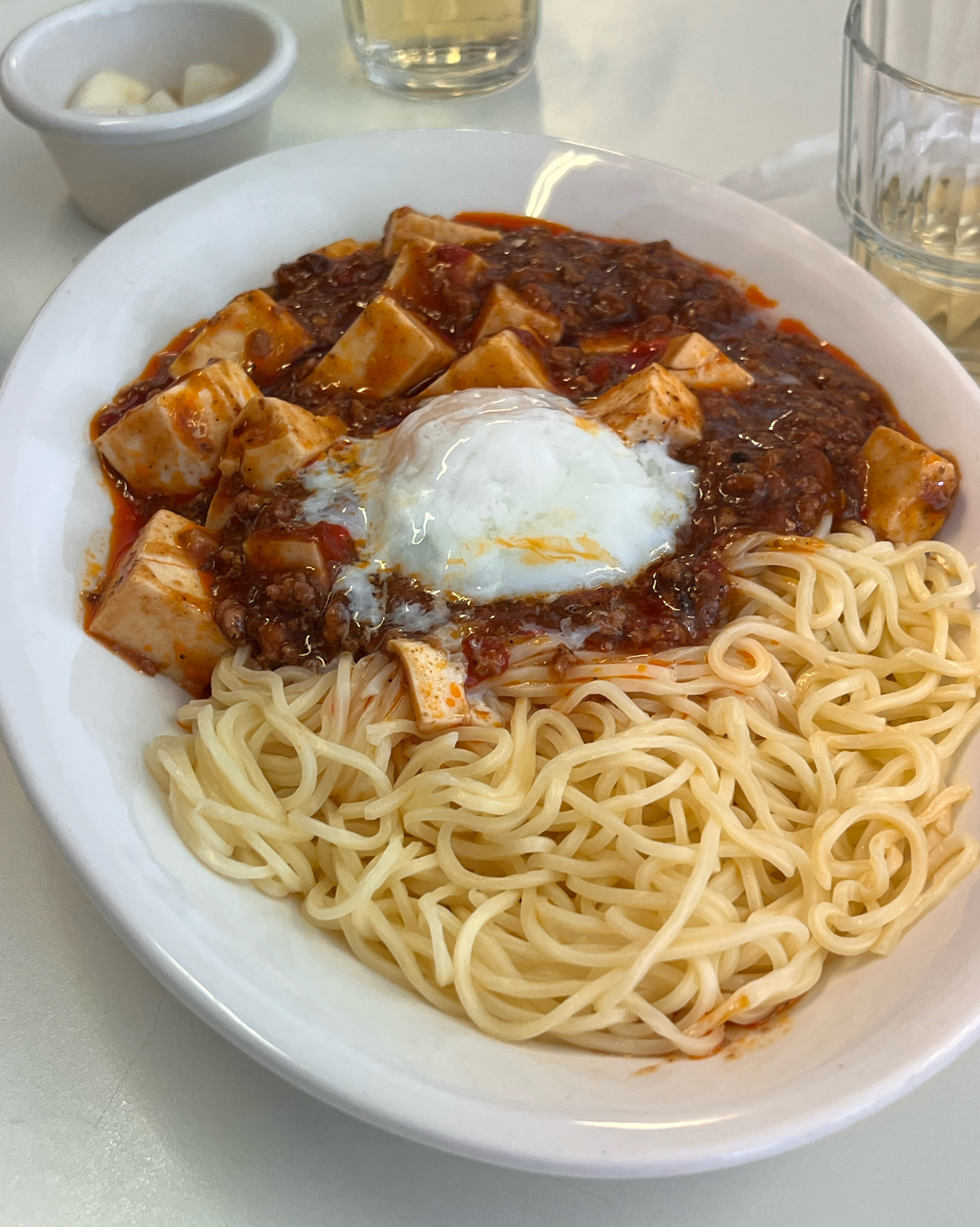 현지맛을 구현하되 한국인 입맛에 딱 맞아서 진짜 너무 맛있어요,, 국물 요리는 맛이 깊고 