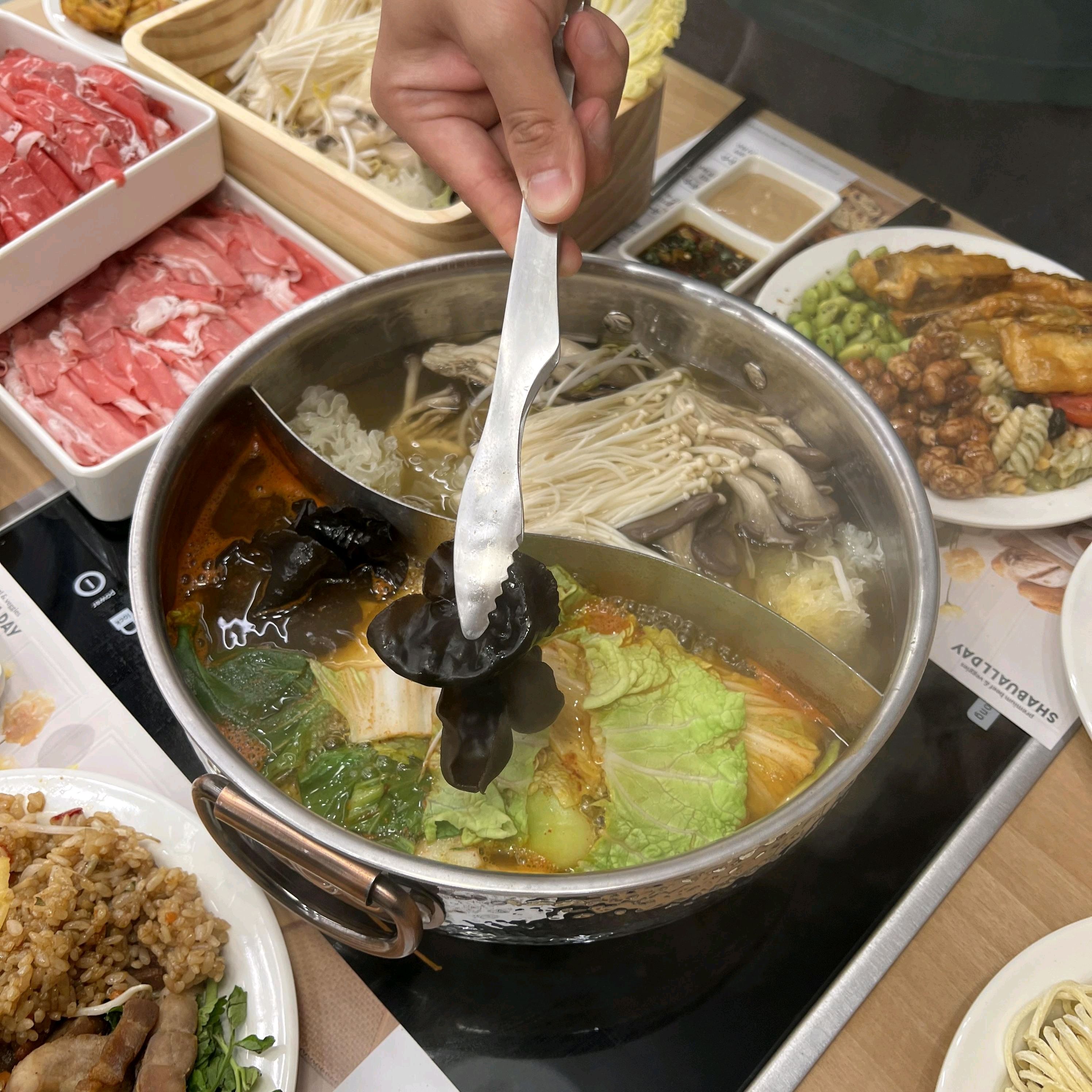 가성비 좋은 샤브샤브 먹을 수 있는 곳이에요. 맛도 좋고 서비스도 친절해서 자주 가게 되는
