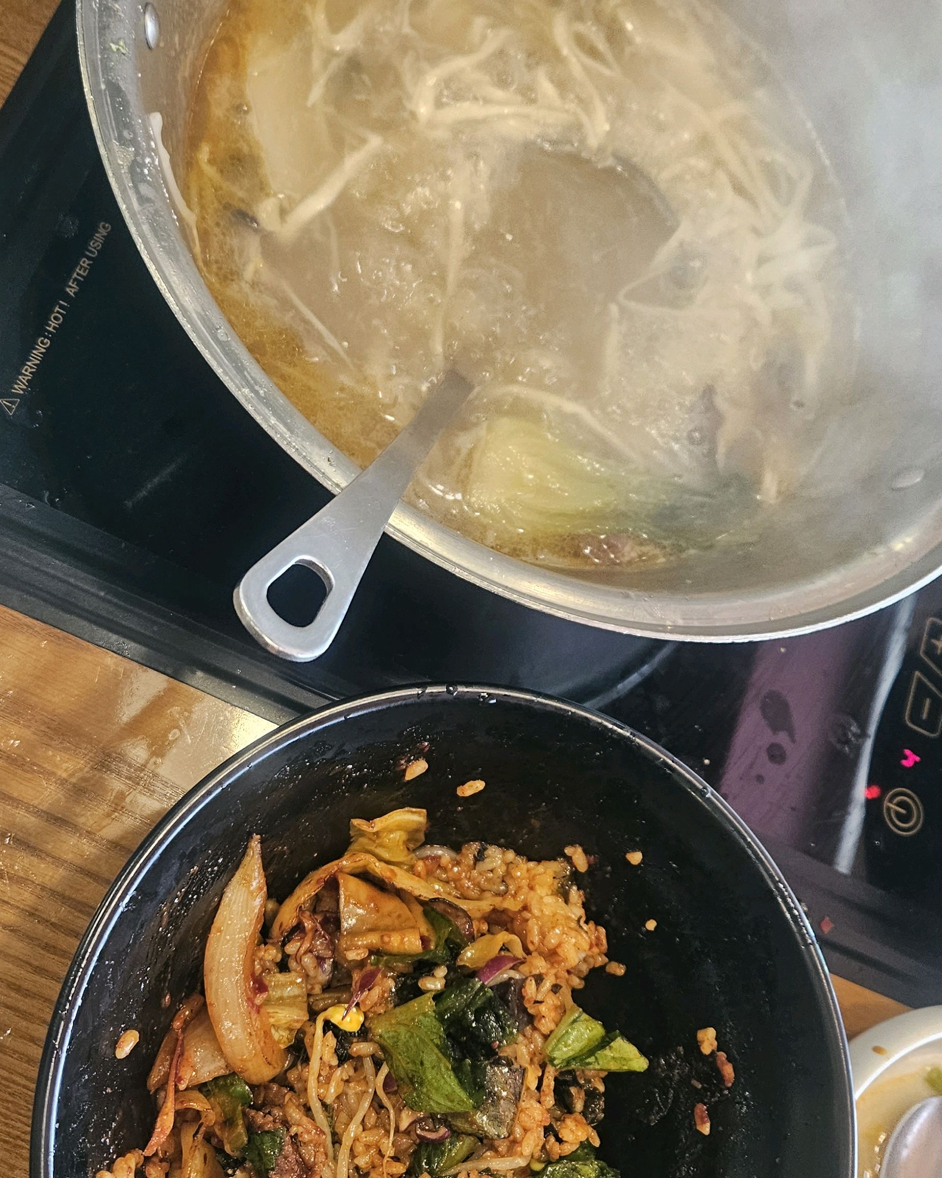 친절하고 건강한 식사에요 신선한 야채에 굴림만두의 조합이 좋아요 추꾸미볶음도 너무 맛있어서