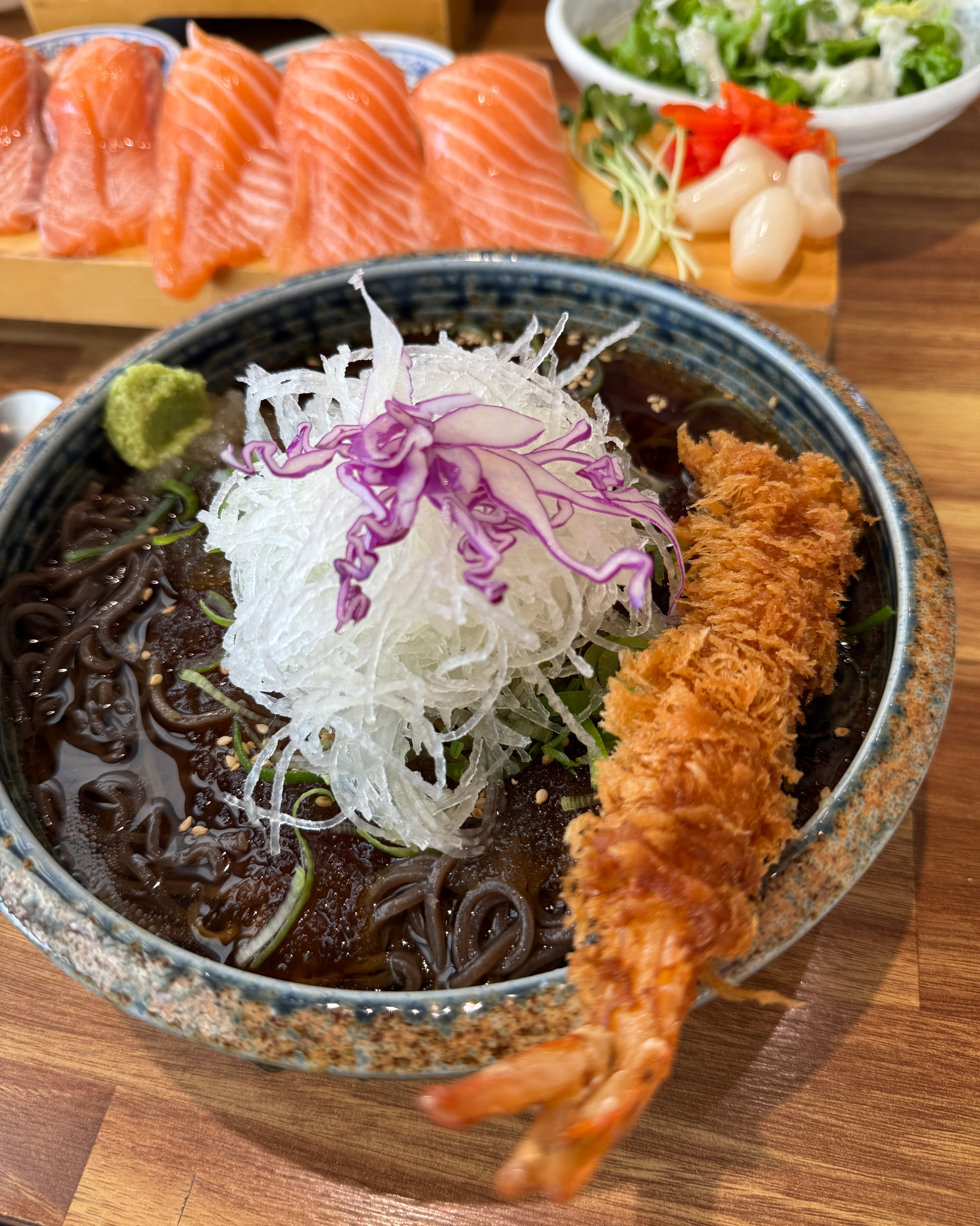 신선한 연어초밥도 맛있고 시원한 냉소바와 두툼한 돈가스김치나베도 맛있습니다 직원분들 친절하