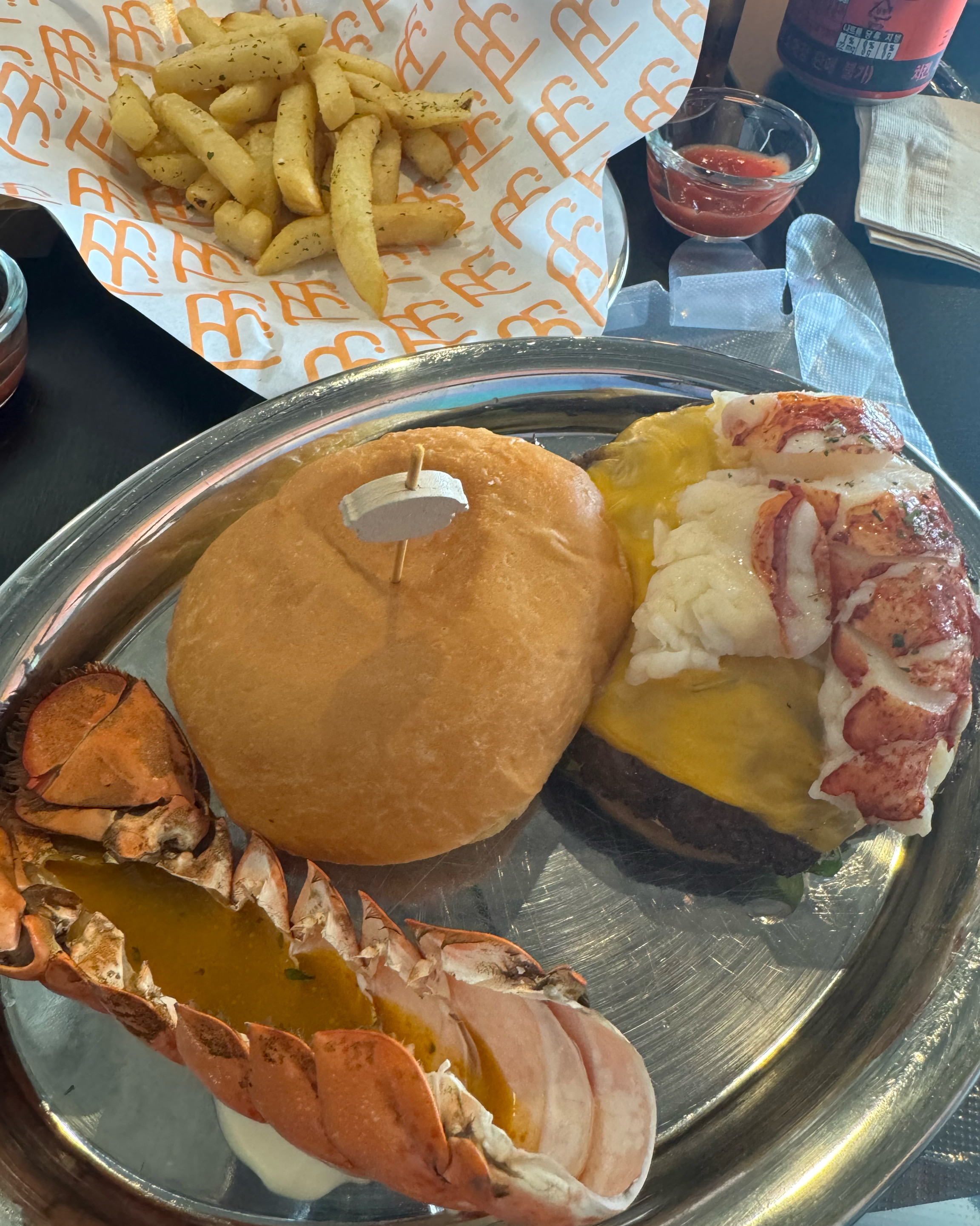 랍스터 버거 너무 맛있어요 분위기도 너무 좋아서 또 오고싶어용 ㅎㅎ 저녁에 와서 맥주 마시