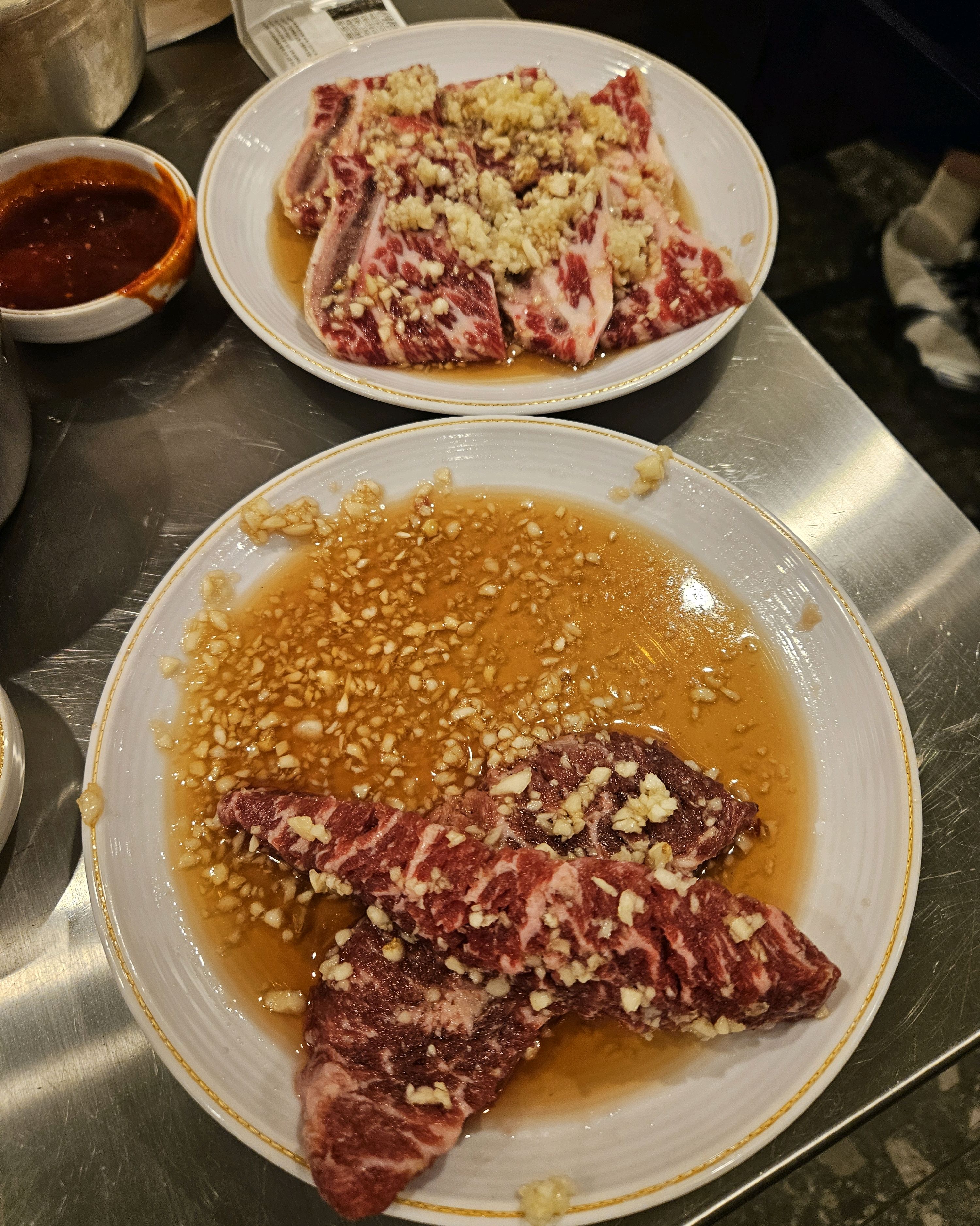 지인이 추천해줘서 온다온다 하다가 이제 왔네요 우갈비,정갈비,생갈비,양념라갈비 하나씩 먹어