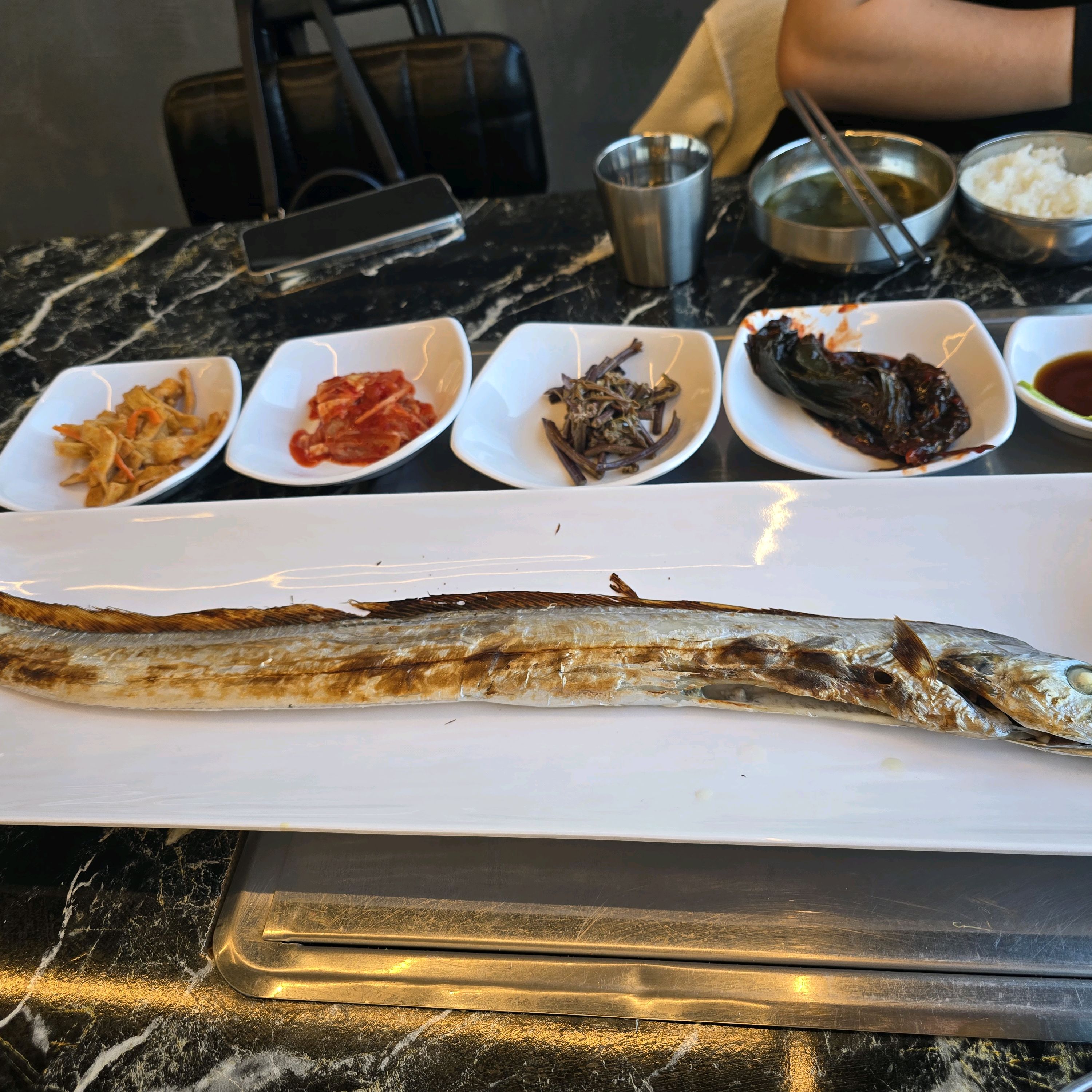 반찬이 정갈하고 제주도 하면 갈치죠 👍 갓성비 있고 맛도 챙겼습니다 !! 번창하세요 ! - 제주 맛집 갈치의정석 제주공항점