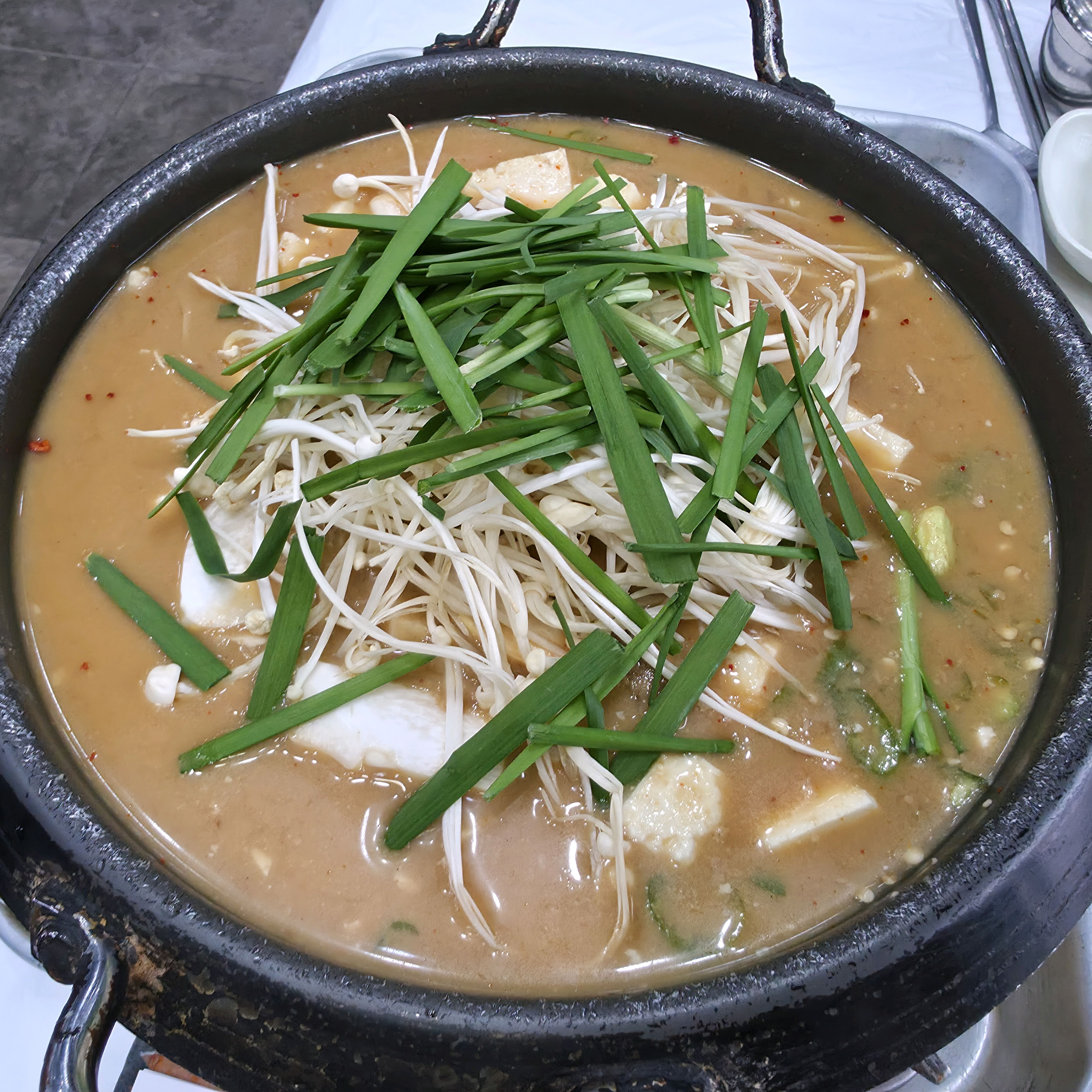청국장 정식 시켰는데 반찬도 다양하고 순한 맛에 아침으로 든든하게 잘 먹었어요. 평일 9시