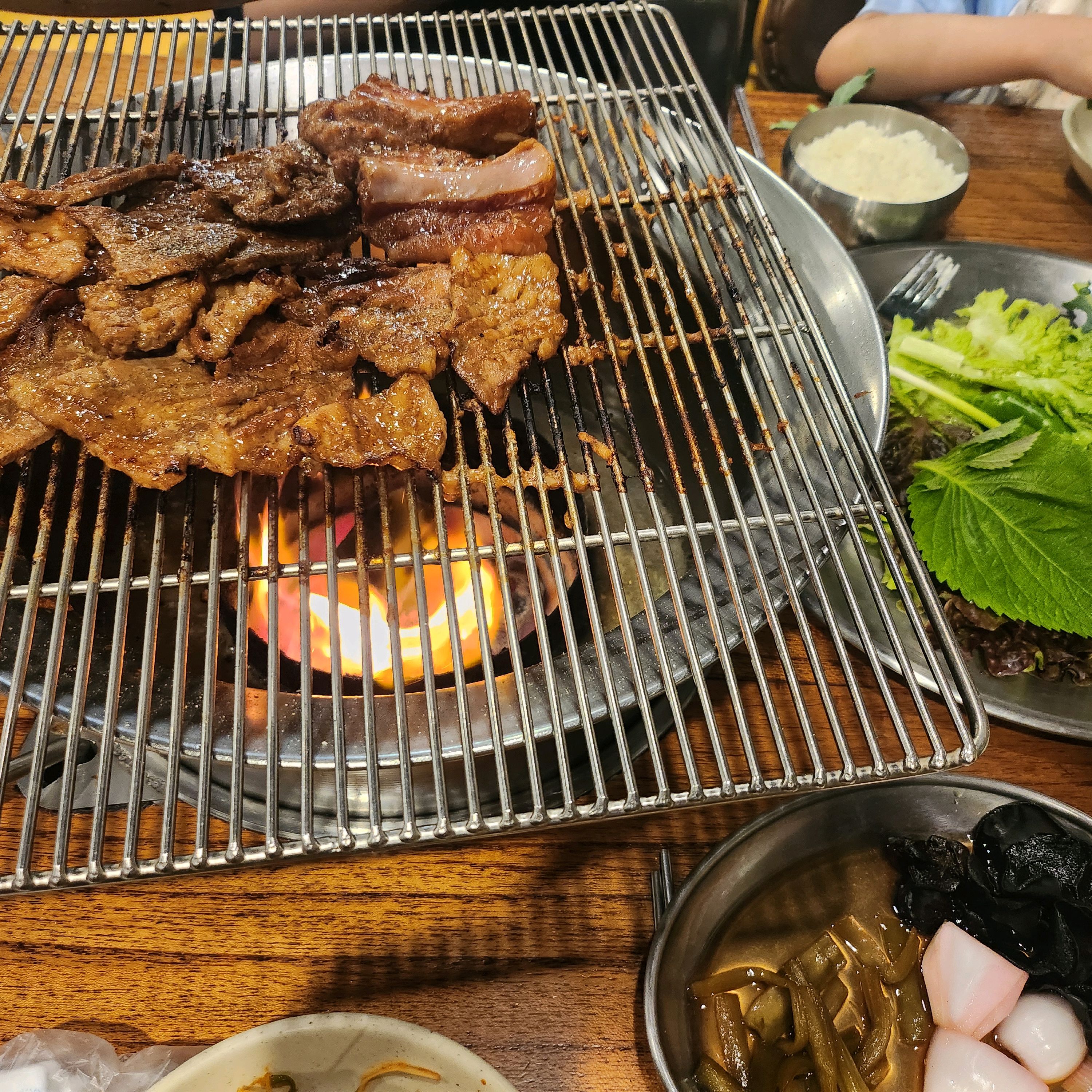 야외가 아닌 실내는 처음인데 쾌적하고 좋네요. 모두 만족하고 맛있게먹었습니다. 또올게요! - 대구 맛집 서민갈비